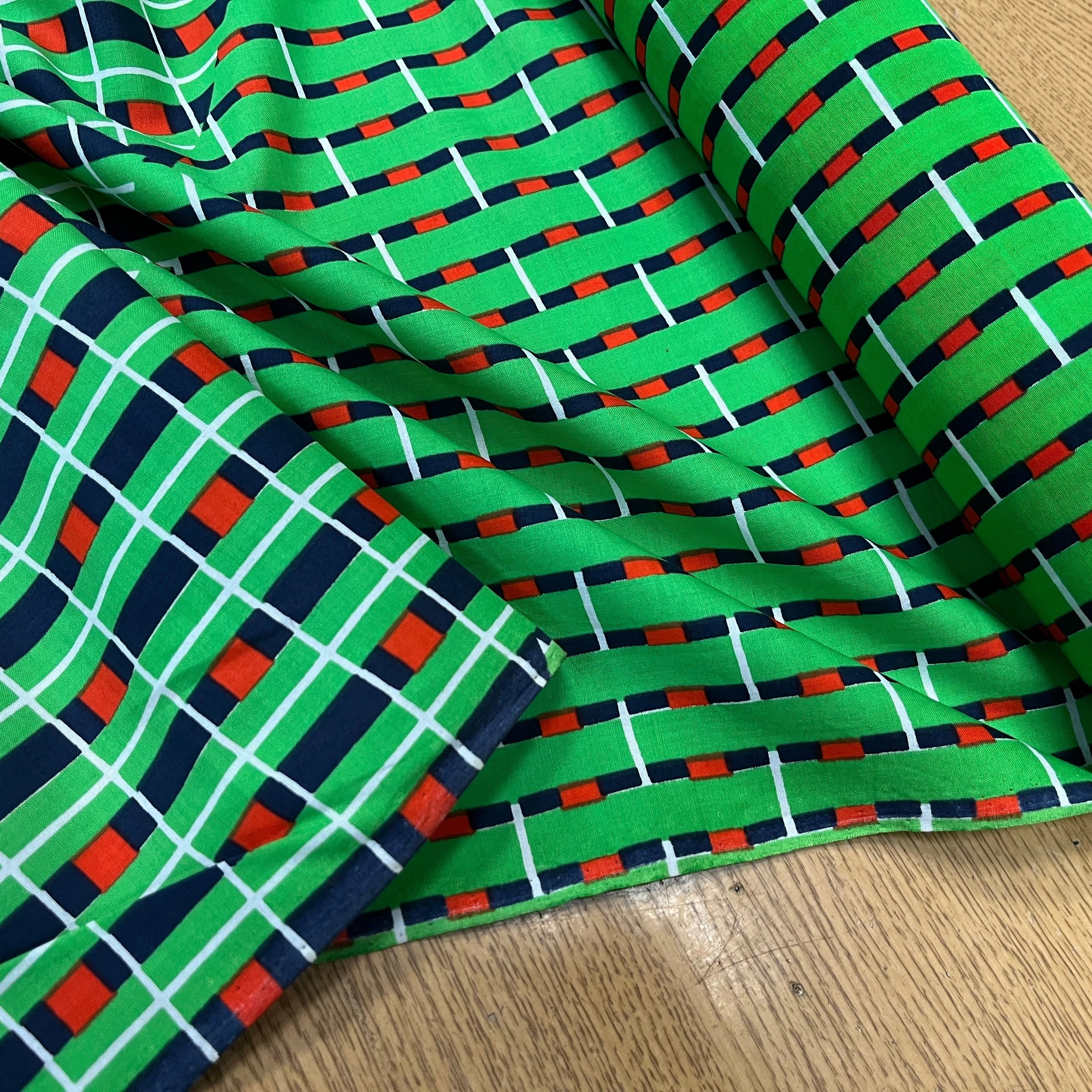 POPELINE DE COTON FOND VERT MOTIF À CARREAUX MARINE ROUGE - My Little Coupon