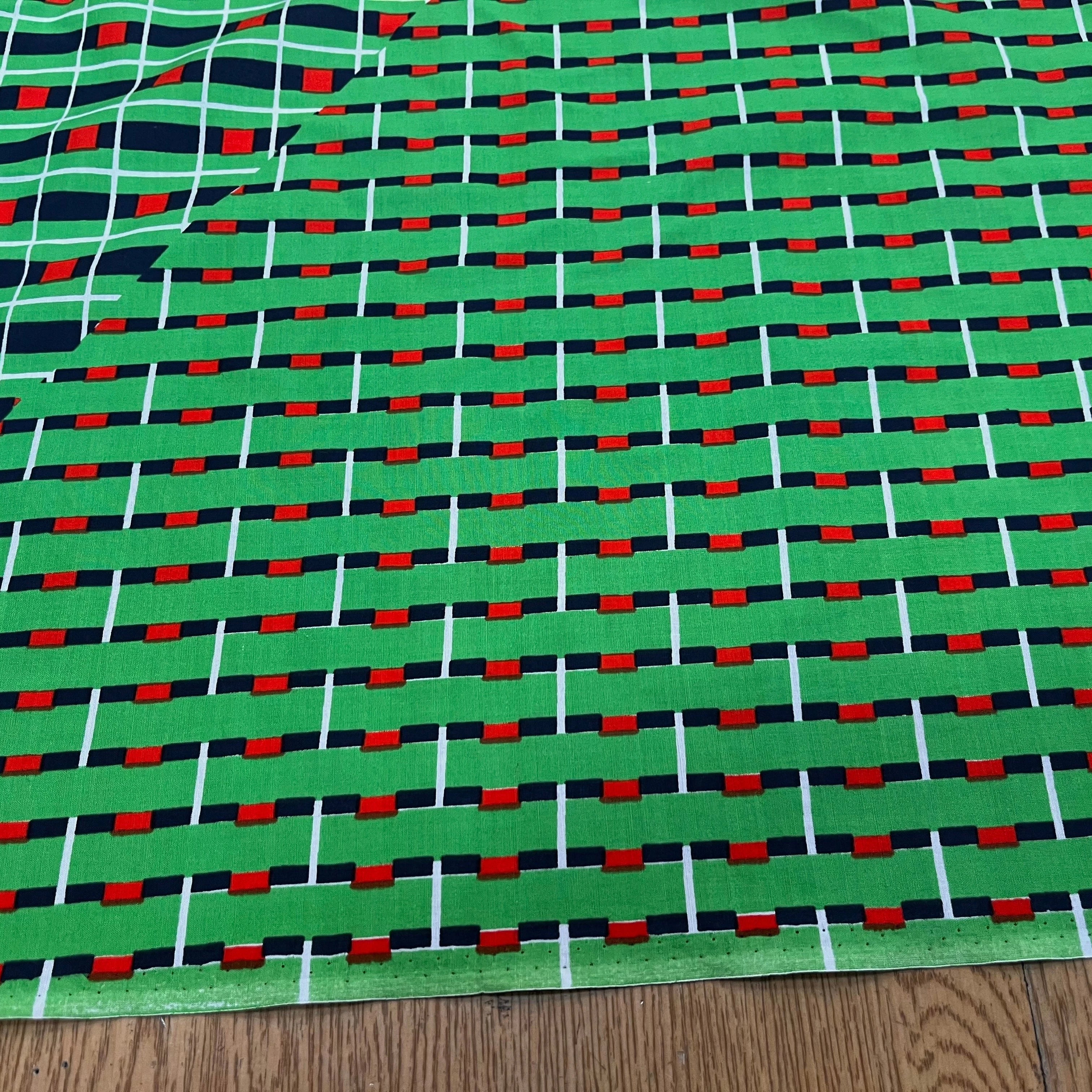 POPELINE DE COTON FOND VERT MOTIF À CARREAUX MARINE ROUGE - My Little Coupon