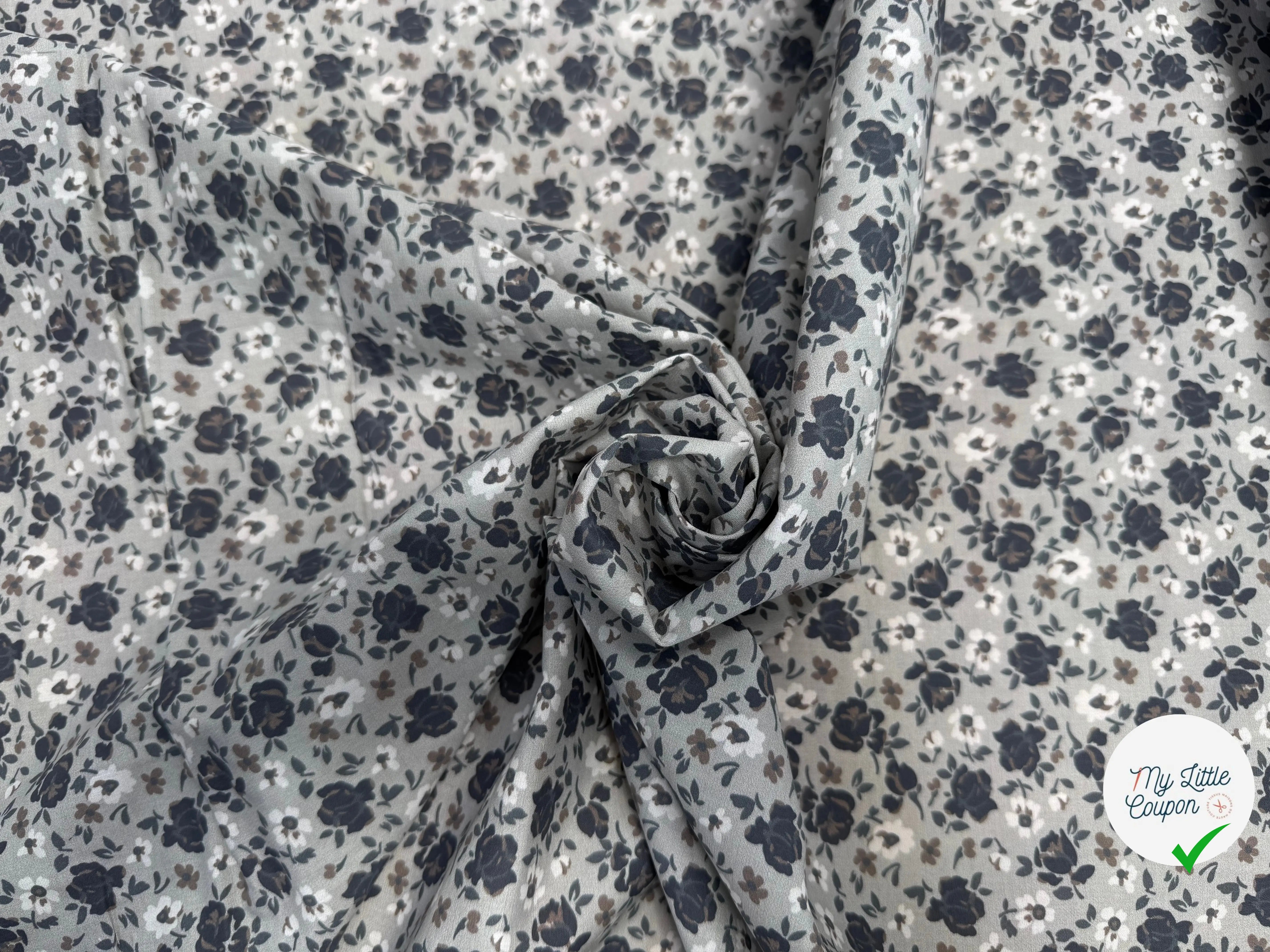 POPELINE DE COTON FOND VERT SAUGE MOTIFS FLEURS GRIS ET MARRON - My Little Coupon