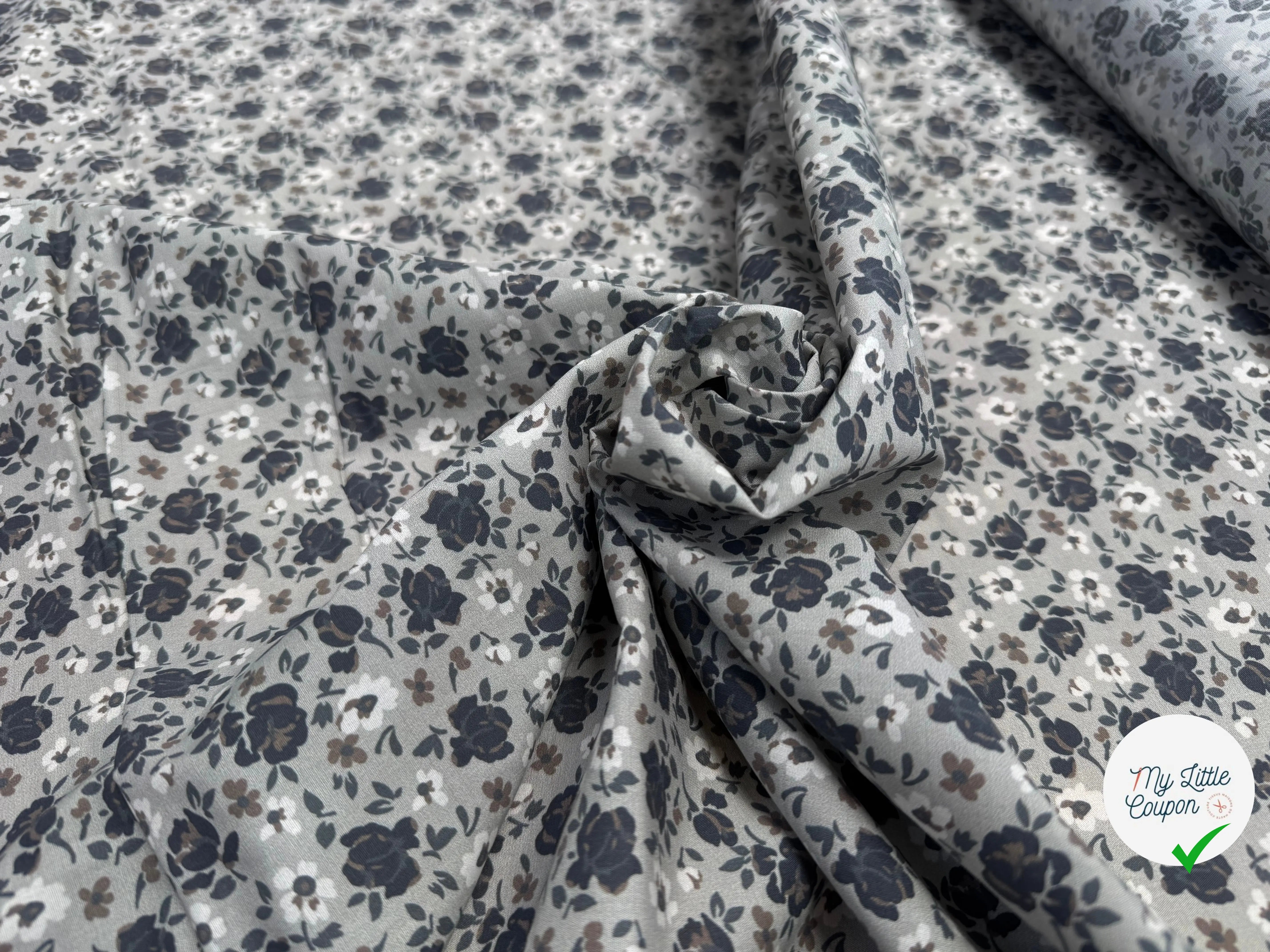 POPELINE DE COTON FOND VERT SAUGE MOTIFS FLEURS GRIS ET MARRON - My Little Coupon