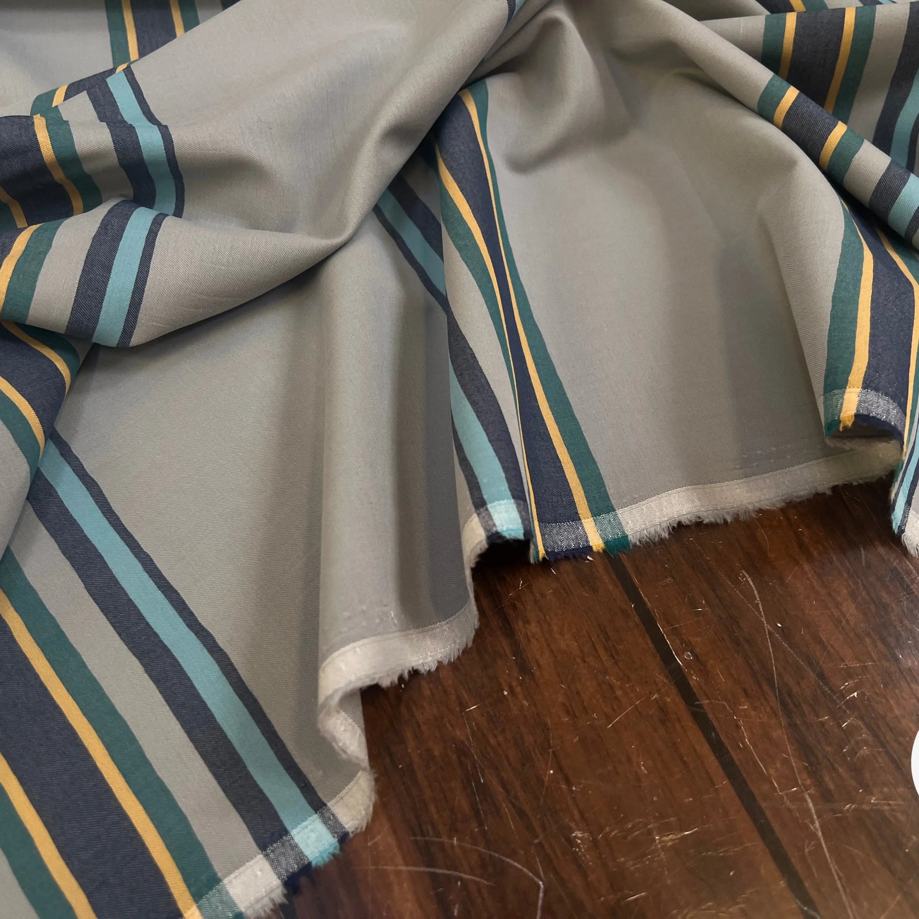 POPELINE DE COTON GRISE FINEMENT SERGÉE RAYURES HORIZONTALES - My Little Coupon