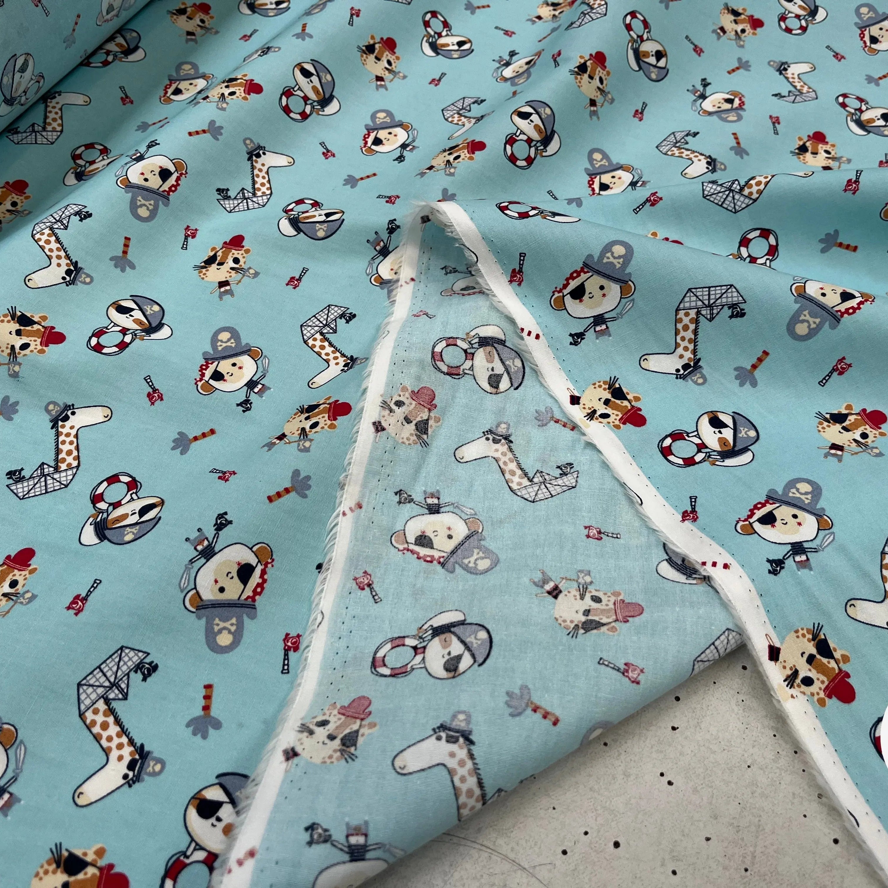 POPELINE DE COTON IMPRIMÉE LITTLE ONES PIRATES KID BLEU CIEL - My Little Coupon