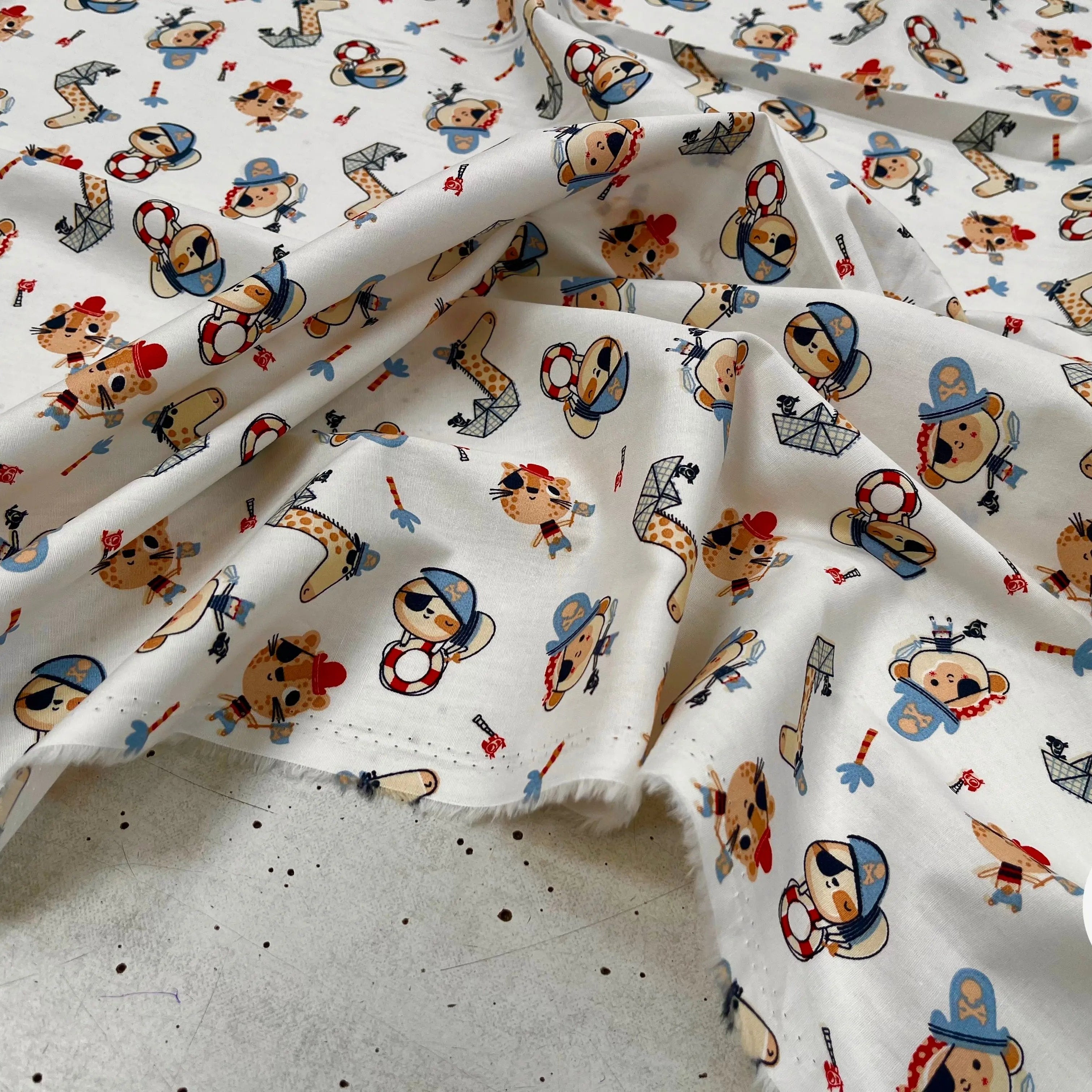 POPELINE DE COTON IMPRIMÉE LITTLE ONES PIRATES KID ECRU - My Little Coupon