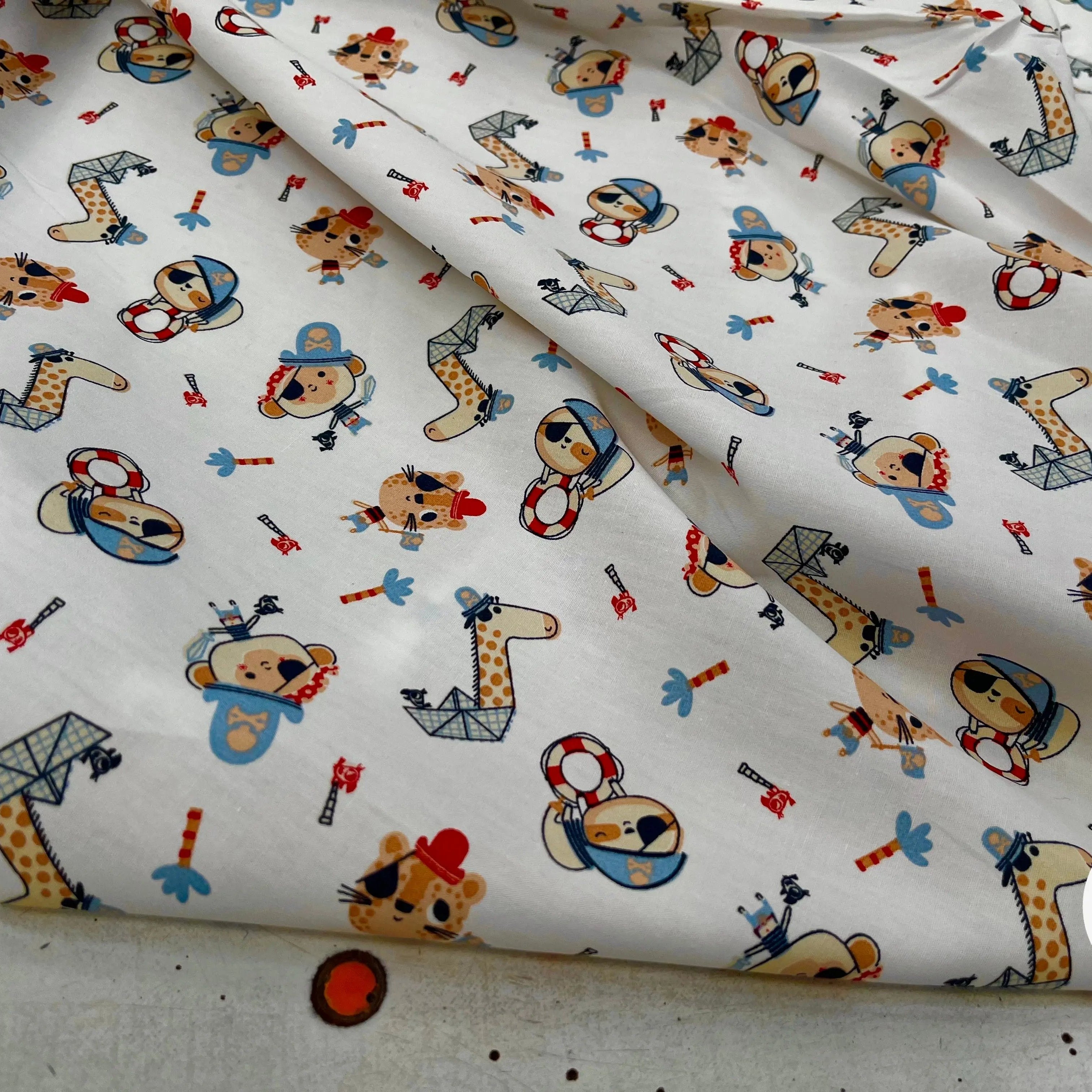 POPELINE DE COTON IMPRIMÉE LITTLE ONES PIRATES KID ECRU - My Little Coupon