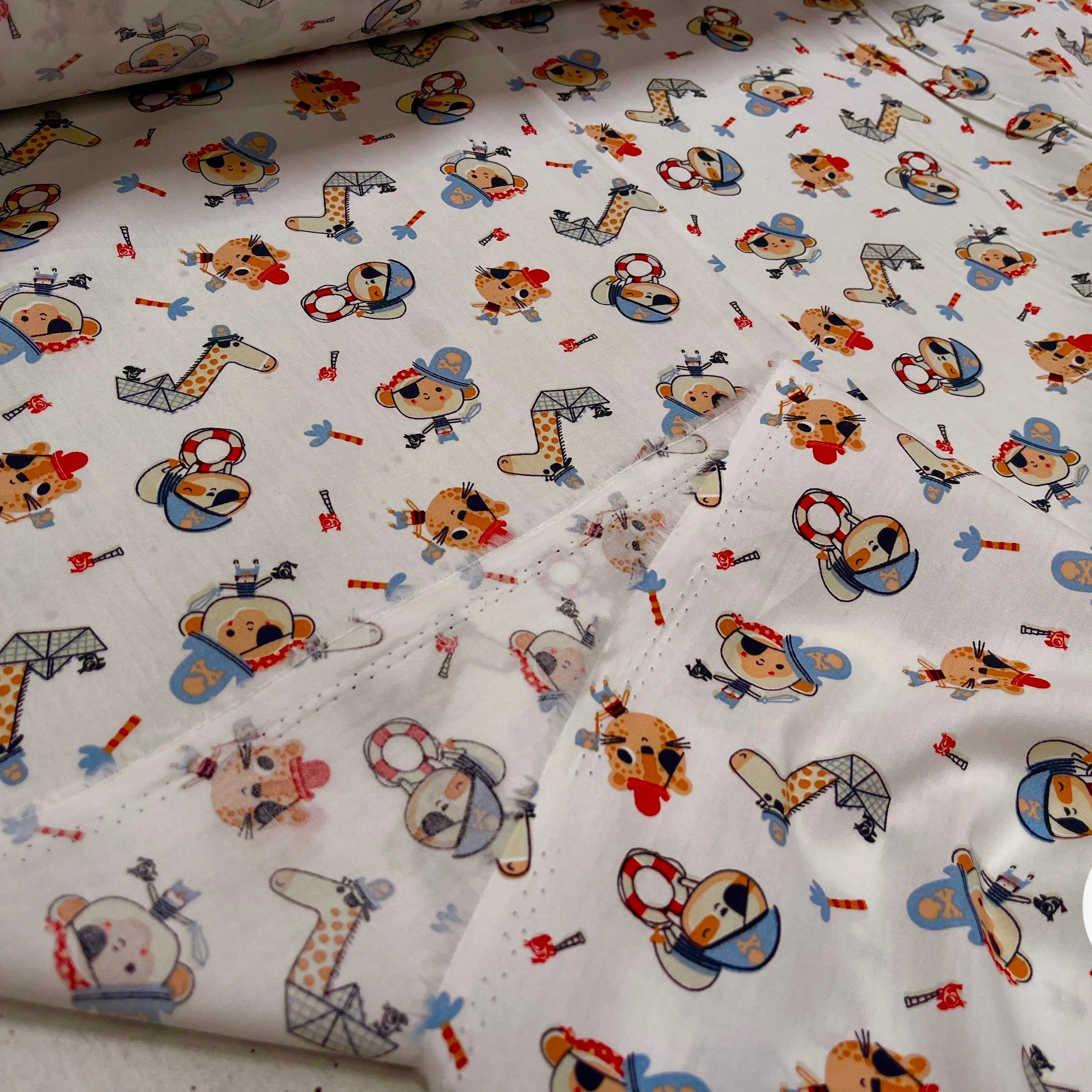 POPELINE DE COTON IMPRIMÉE LITTLE ONES PIRATES KID ECRU - My Little Coupon