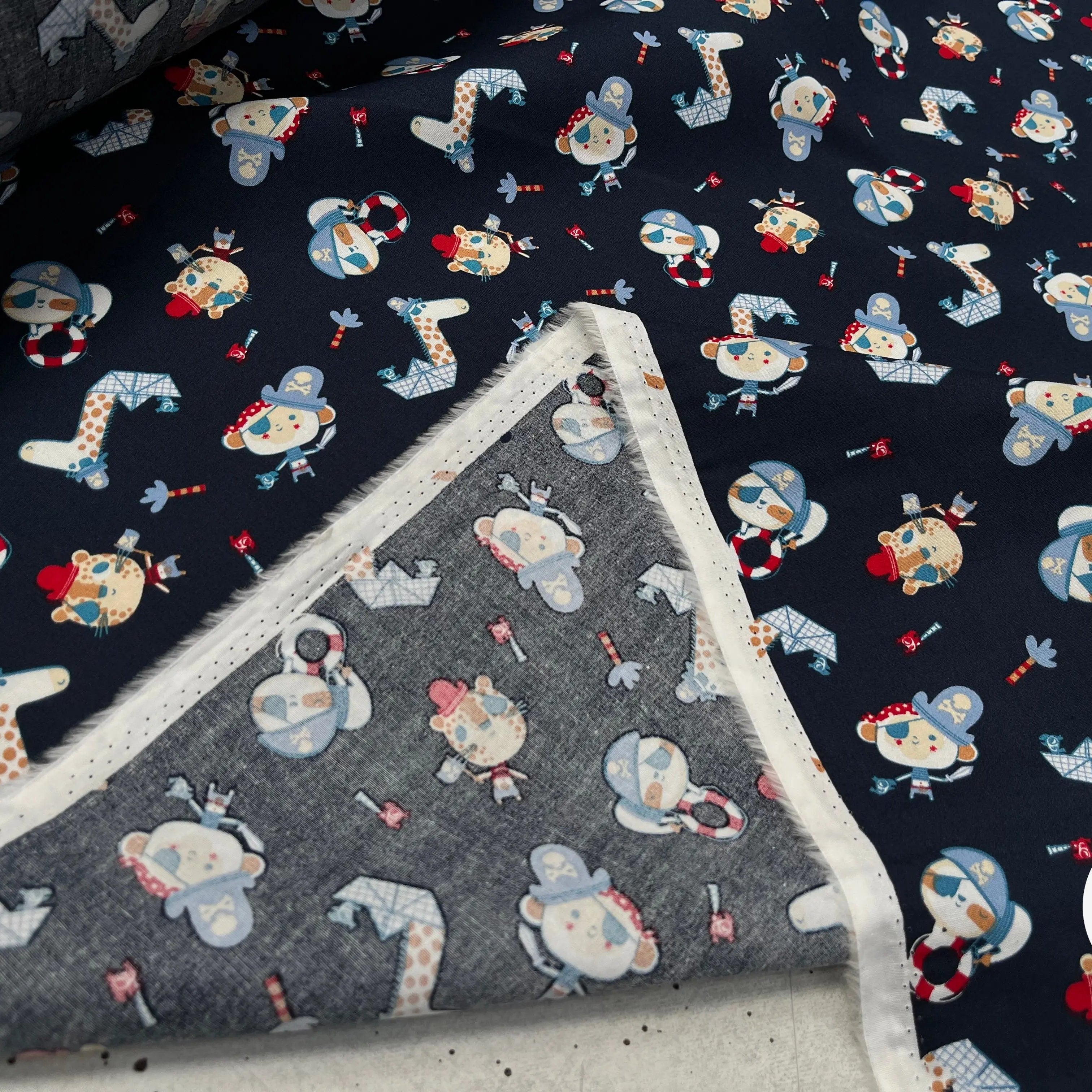 POPELINE DE COTON IMPRIMÉE LITTLE ONES PIRATES KID MARINE - My Little Coupon