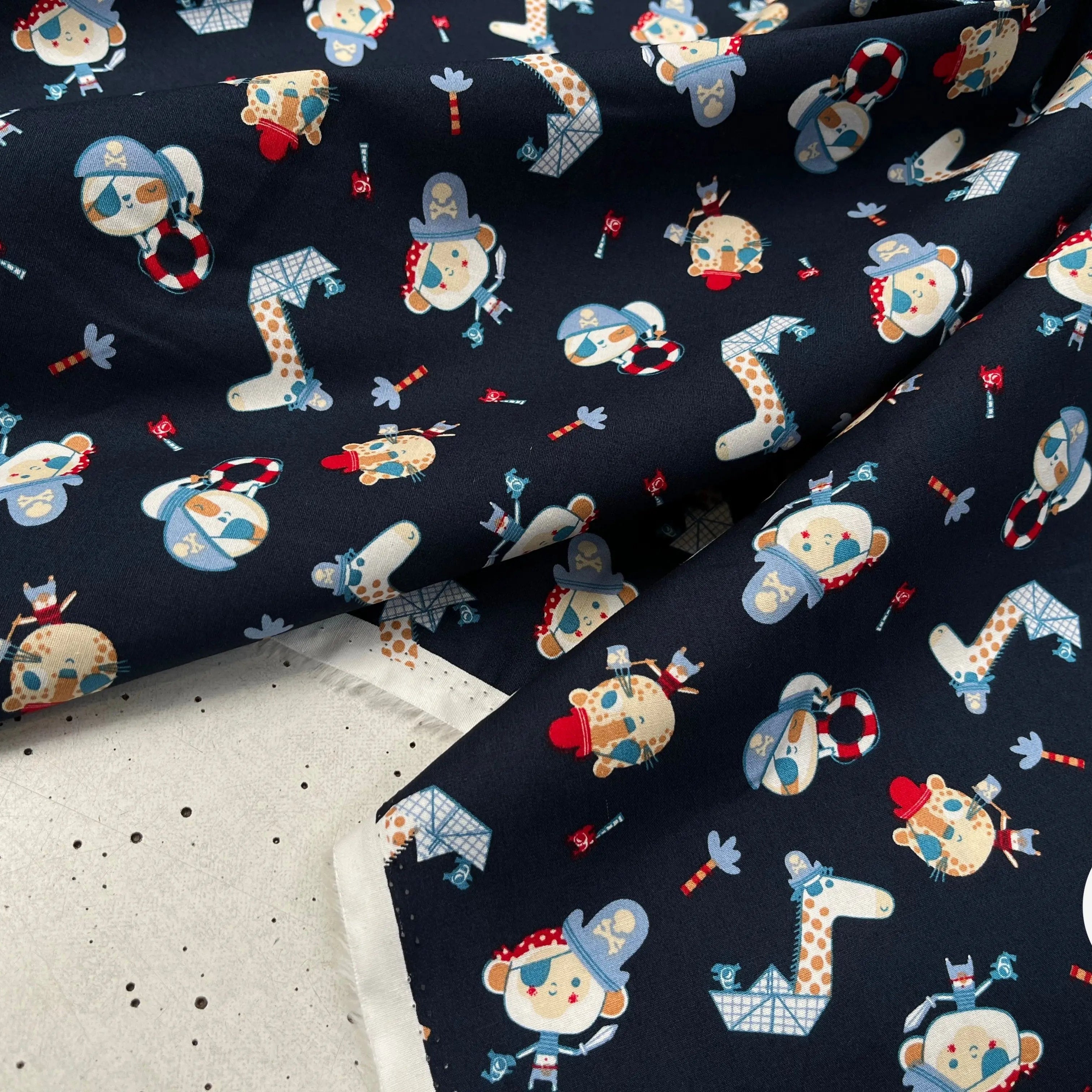 POPELINE DE COTON IMPRIMÉE LITTLE ONES PIRATES KID MARINE - My Little Coupon