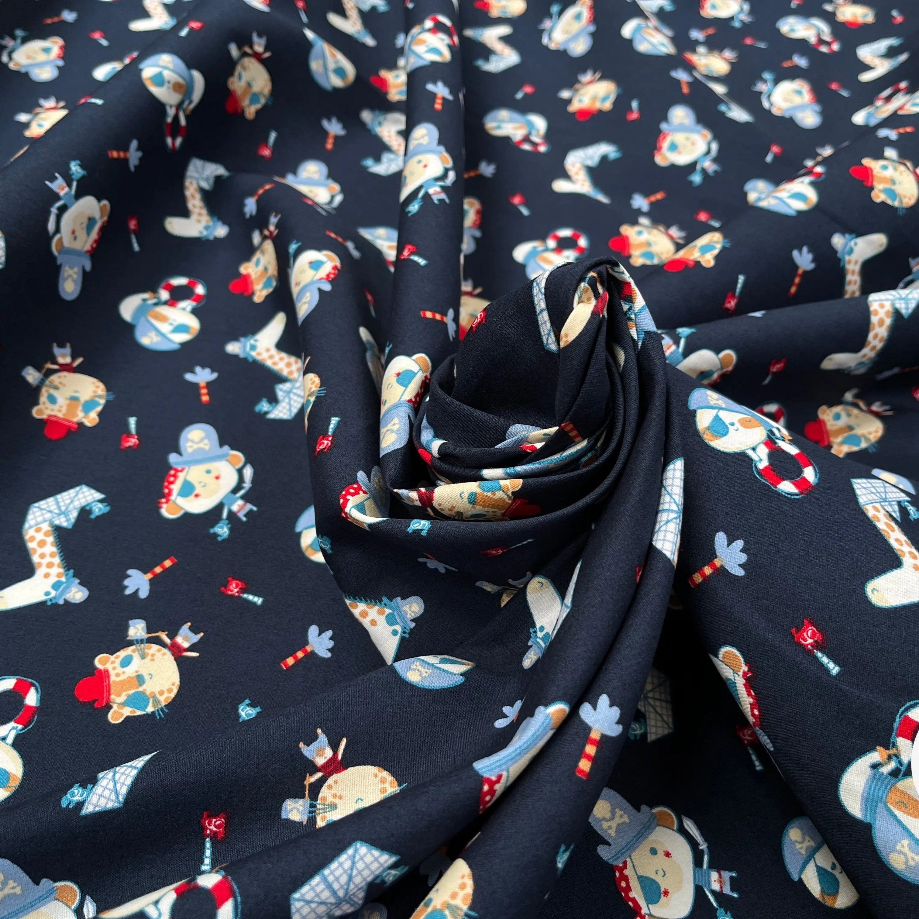 POPELINE DE COTON IMPRIMÉE LITTLE ONES PIRATES KID MARINE - My Little Coupon