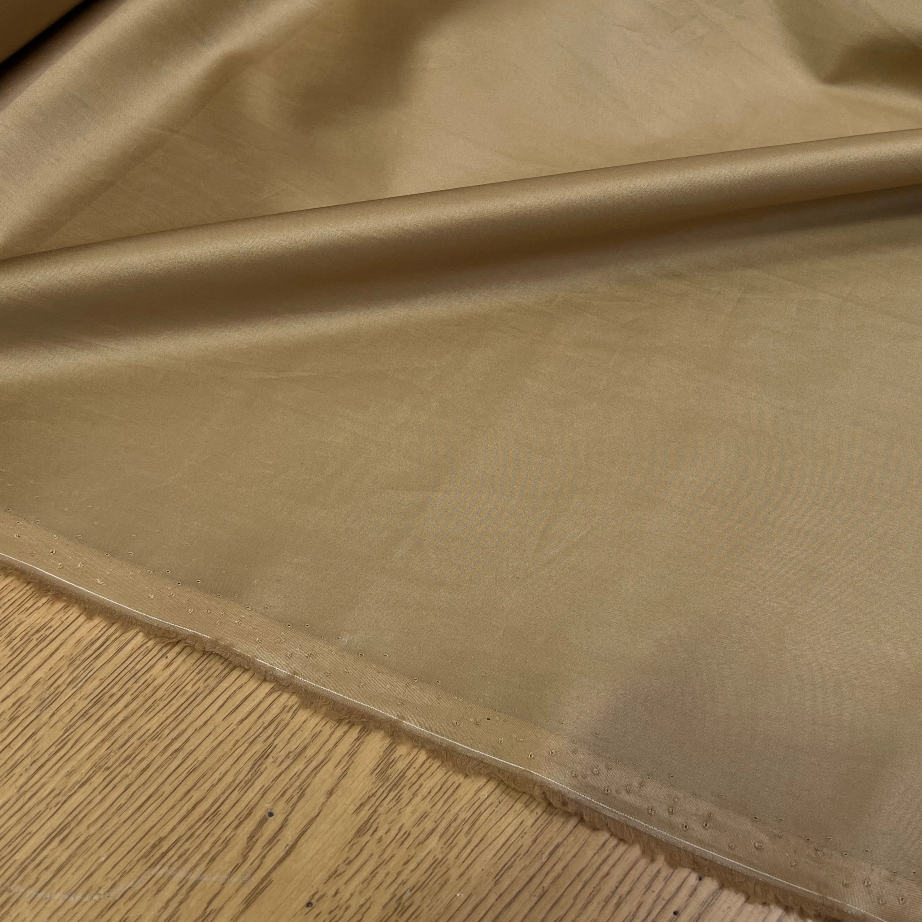 POPELINE DE COTON LISSE BEIGE LÉGÈREMENT SATINÉ FONCÉ 140CM - My Little Coupon