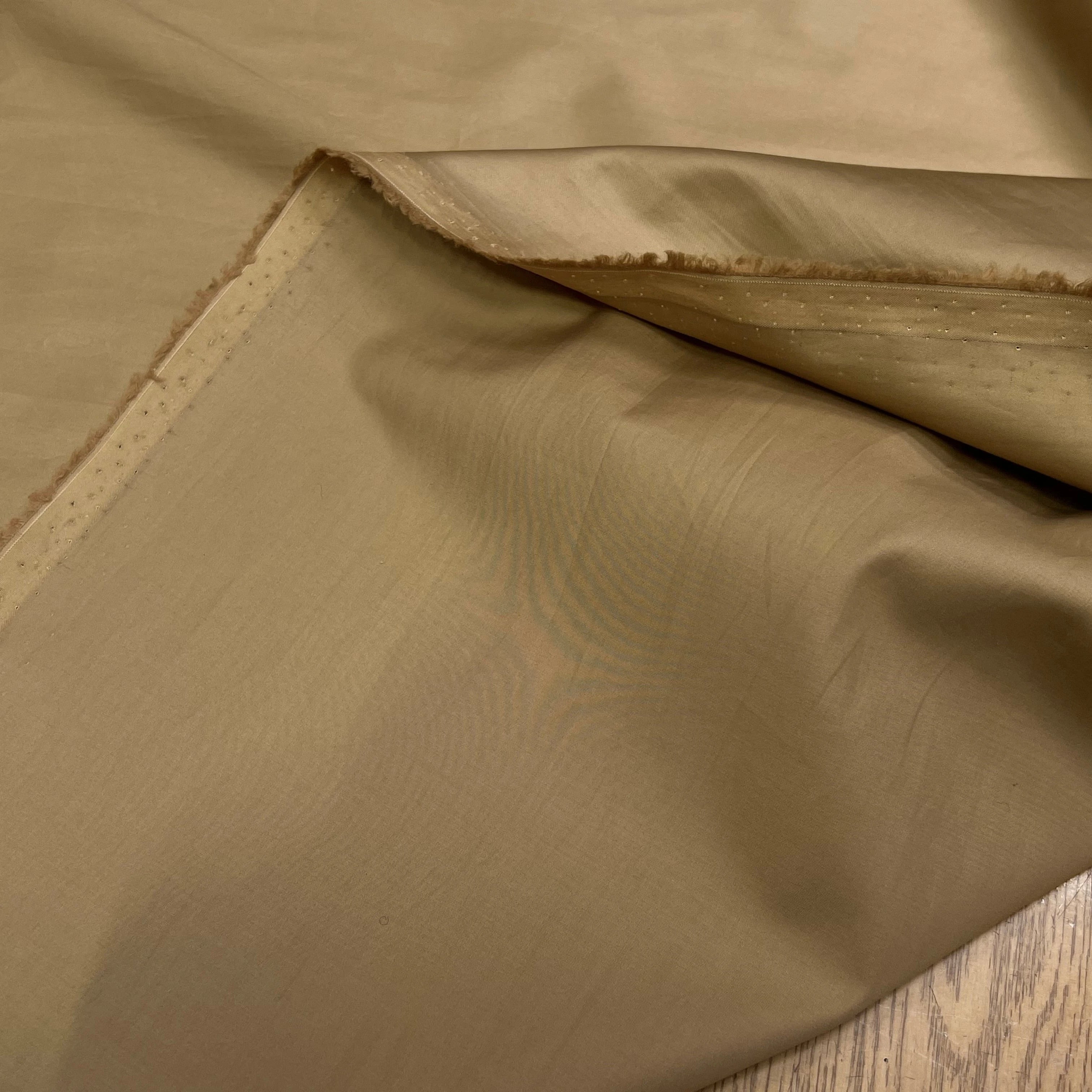 POPELINE DE COTON LISSE BEIGE LÉGÈREMENT SATINÉ FONCÉ 140CM - My Little Coupon