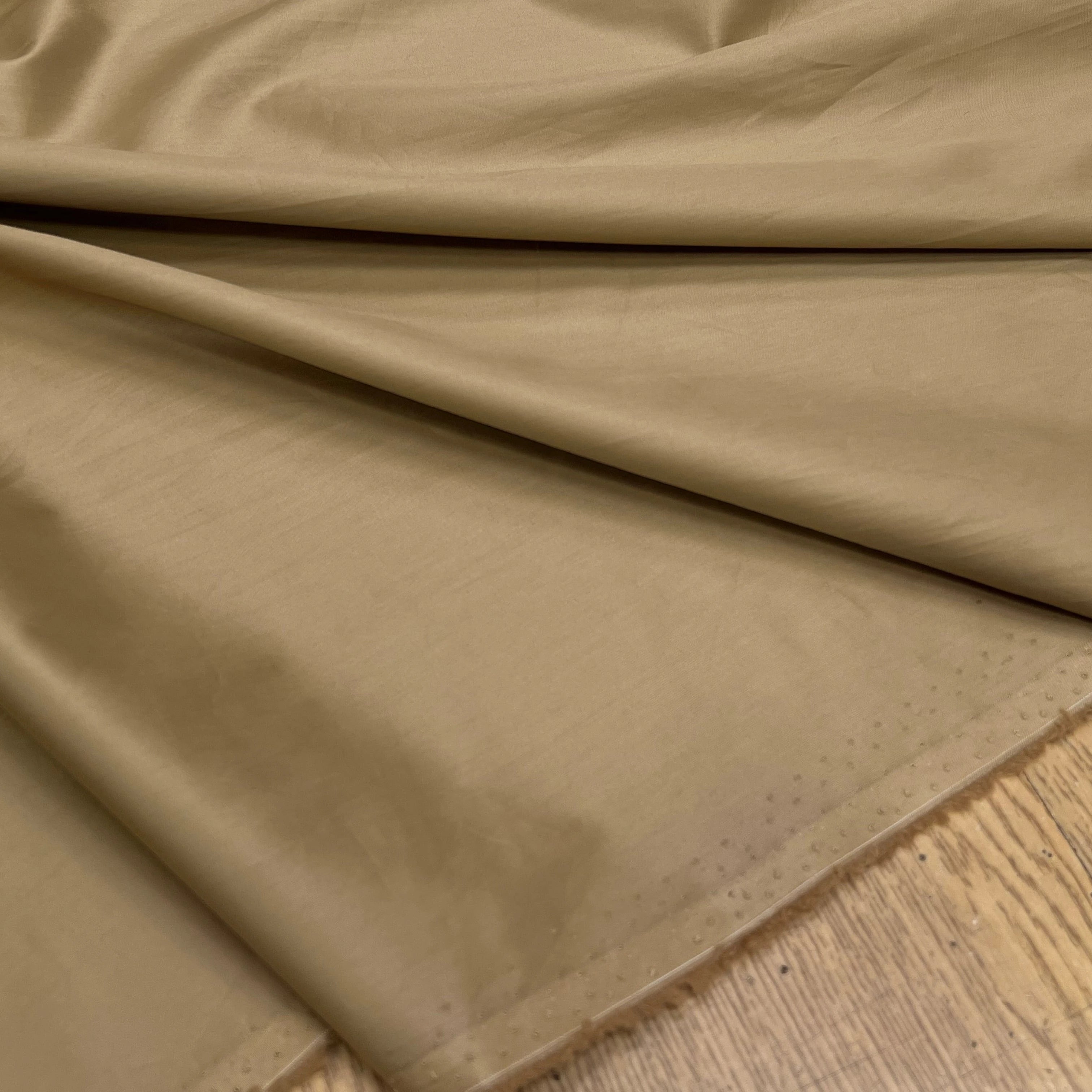 POPELINE DE COTON LISSE BEIGE LÉGÈREMENT SATINÉ FONCÉ 140CM - My Little Coupon