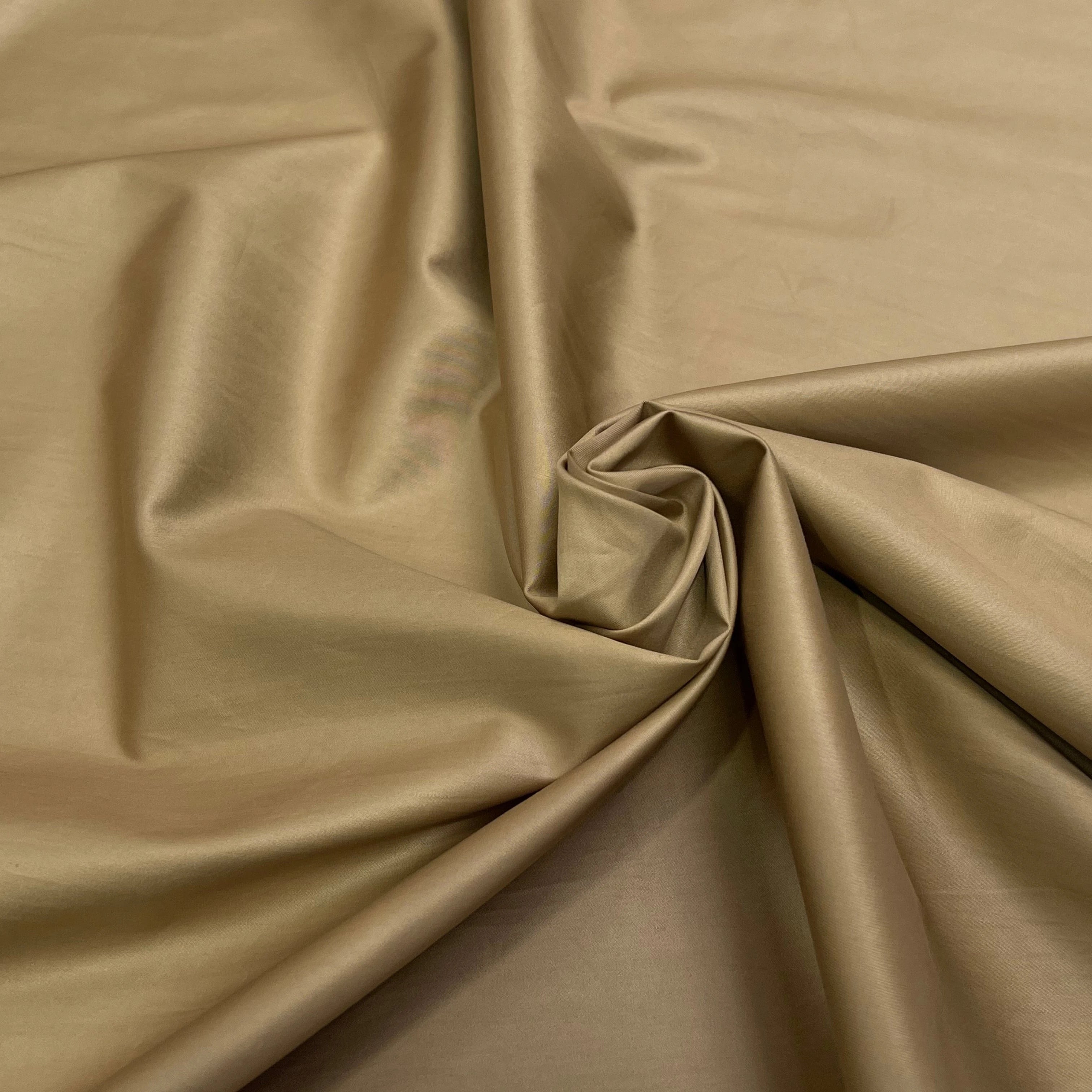 POPELINE DE COTON LISSE BEIGE LÉGÈREMENT SATINÉ FONCÉ 140CM - My Little Coupon