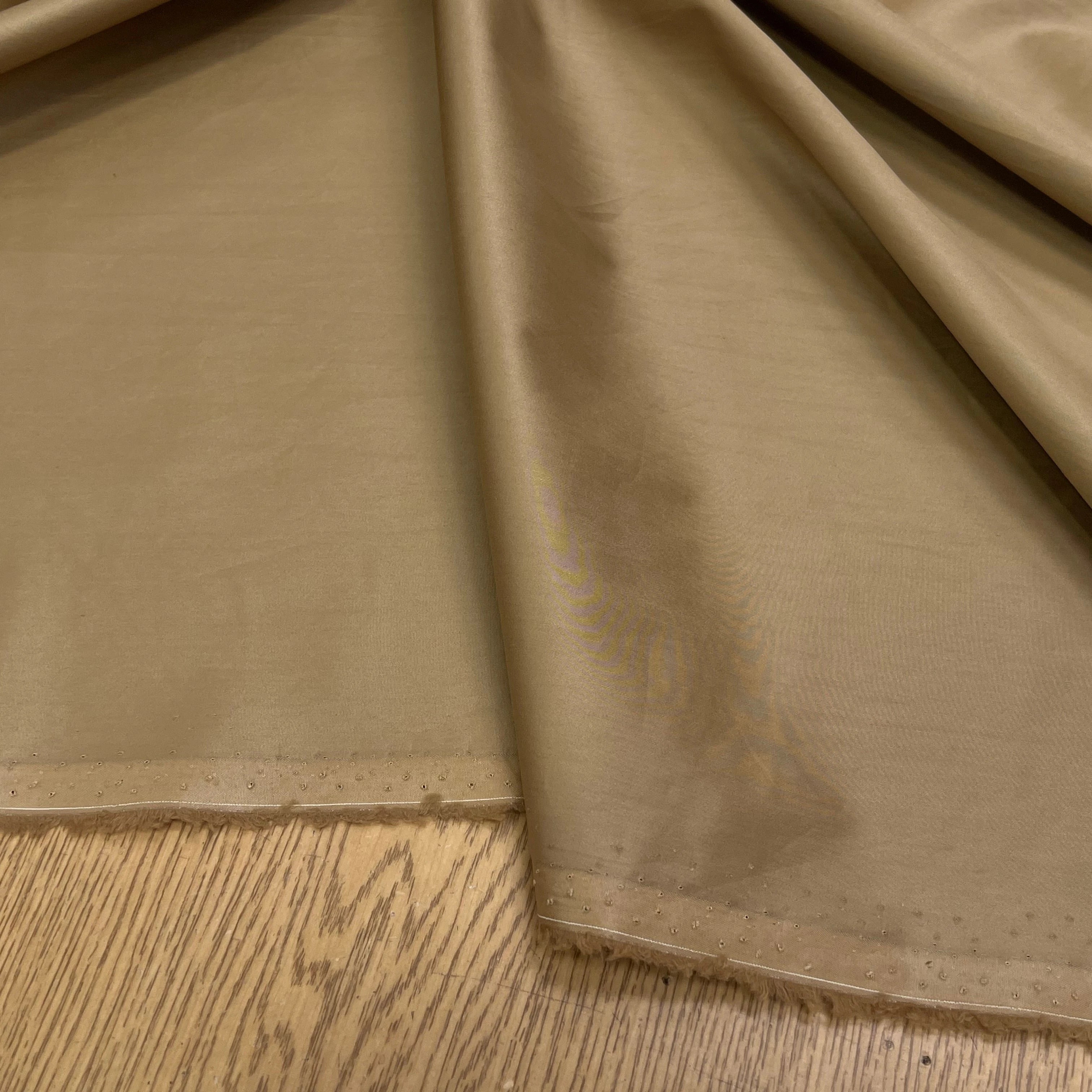 POPELINE DE COTON LISSE BEIGE LÉGÈREMENT SATINÉ FONCÉ 140CM - My Little Coupon