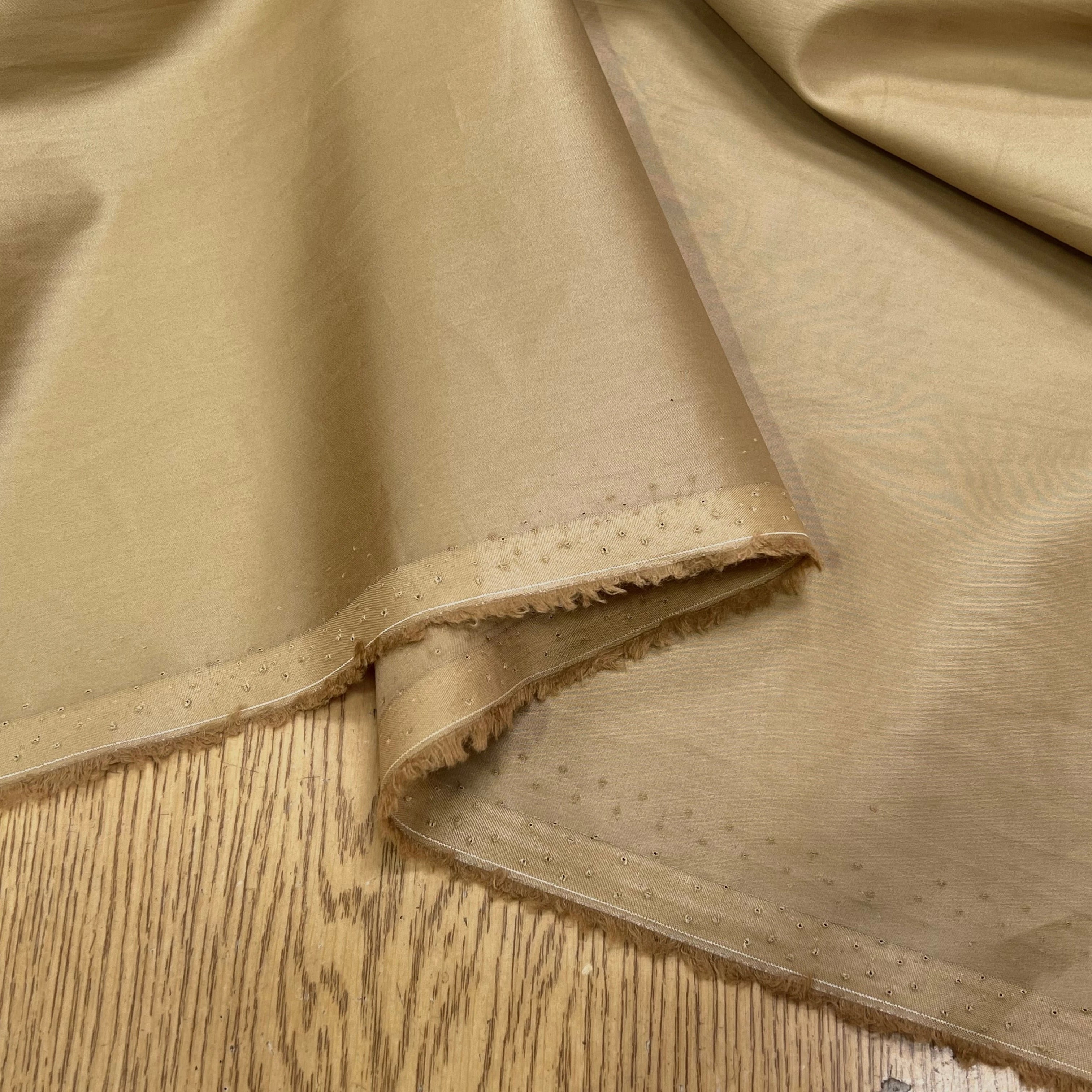 POPELINE DE COTON LISSE BEIGE LÉGÈREMENT SATINÉ FONCÉ 140CM - My Little Coupon