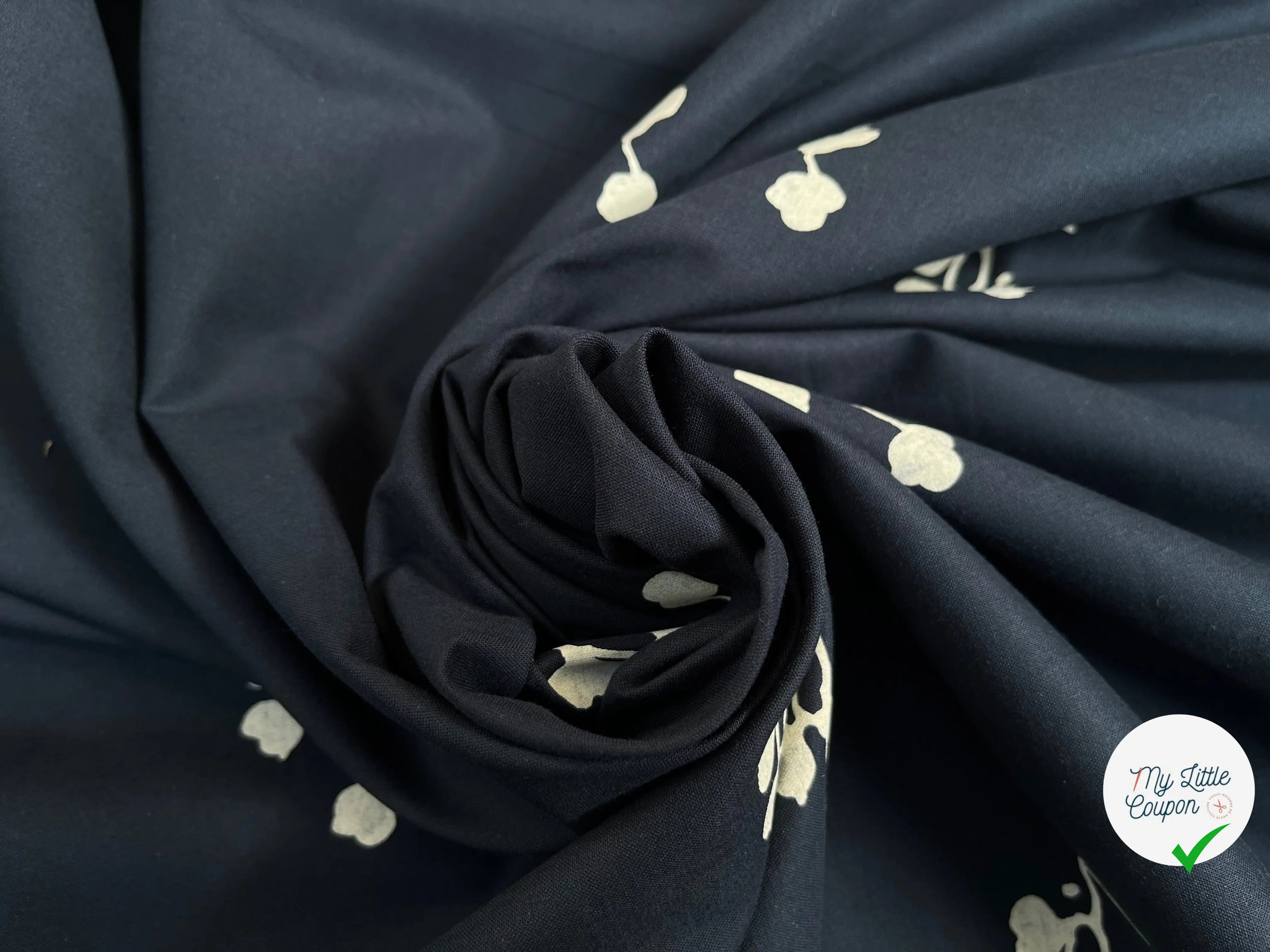 POPELINE DE COTON MARINE IMPRIMÉE ROSACES - My Little Coupon