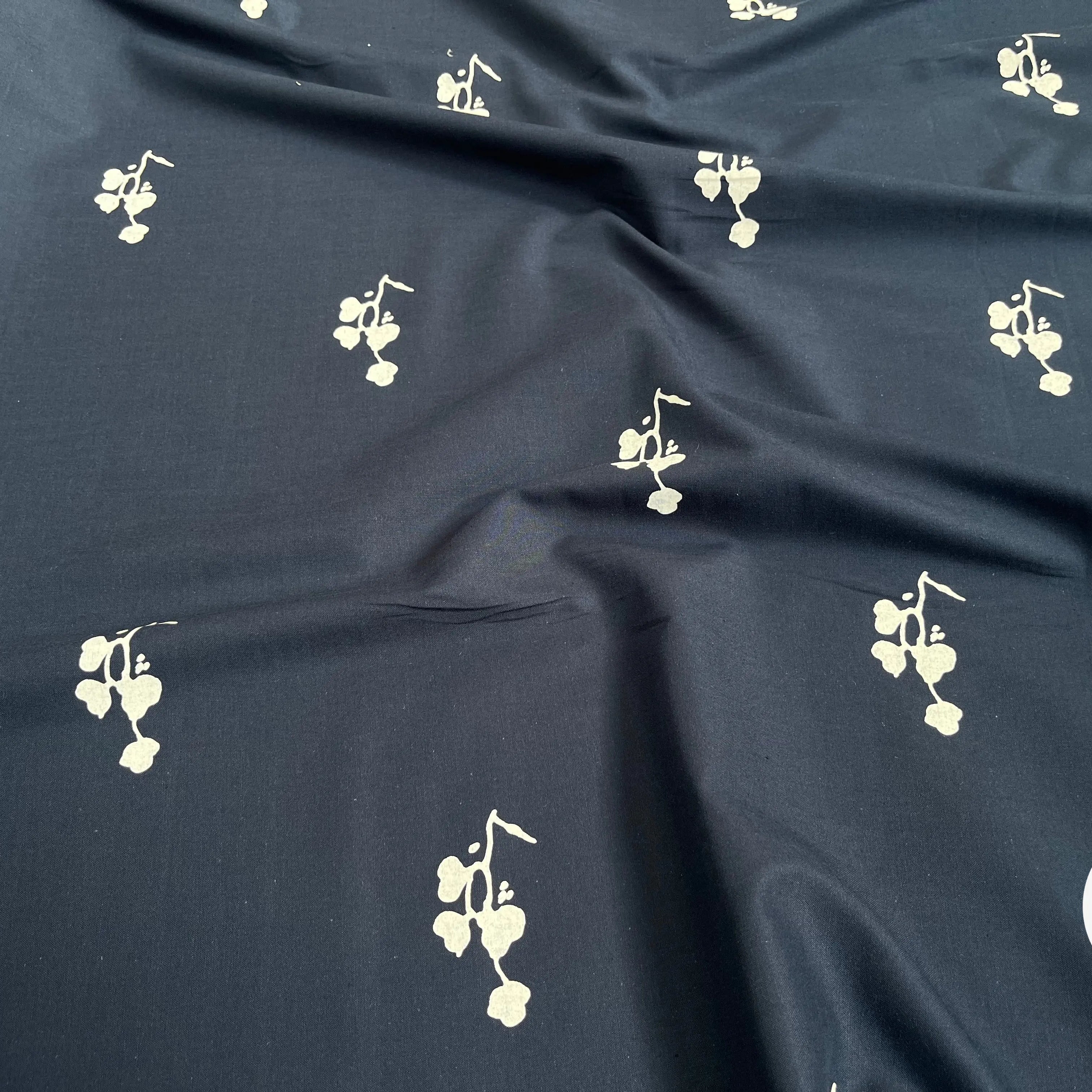 POPELINE DE COTON MARINE IMPRIMÉE ROSACES - My Little Coupon