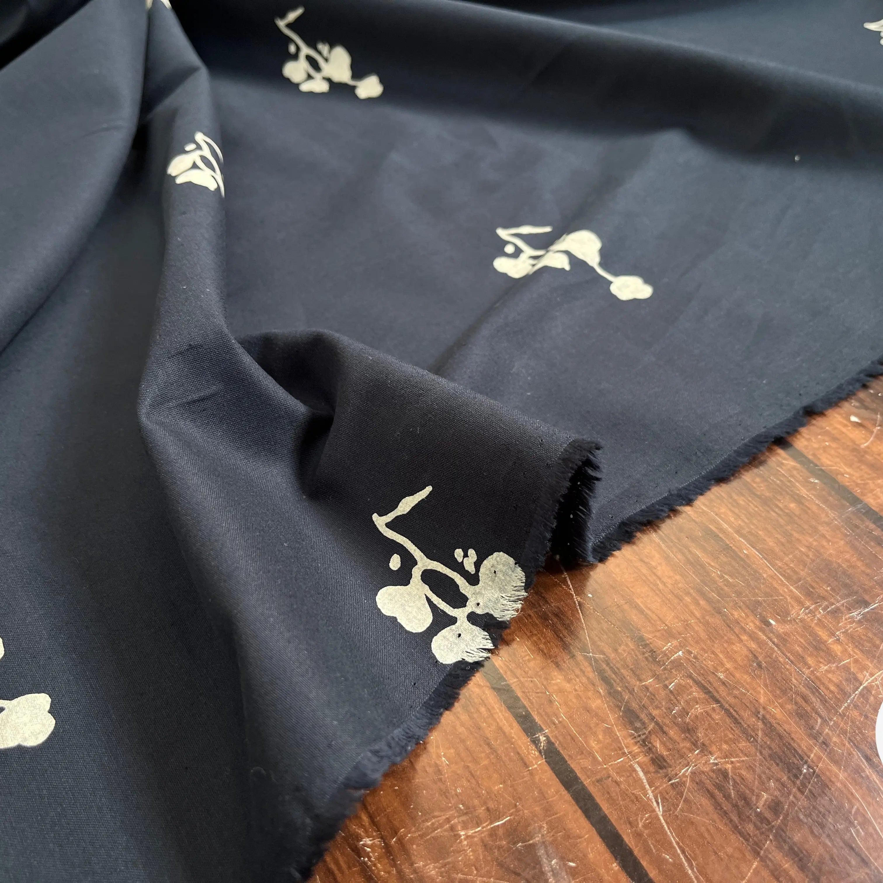 POPELINE DE COTON MARINE IMPRIMÉE ROSACES - My Little Coupon