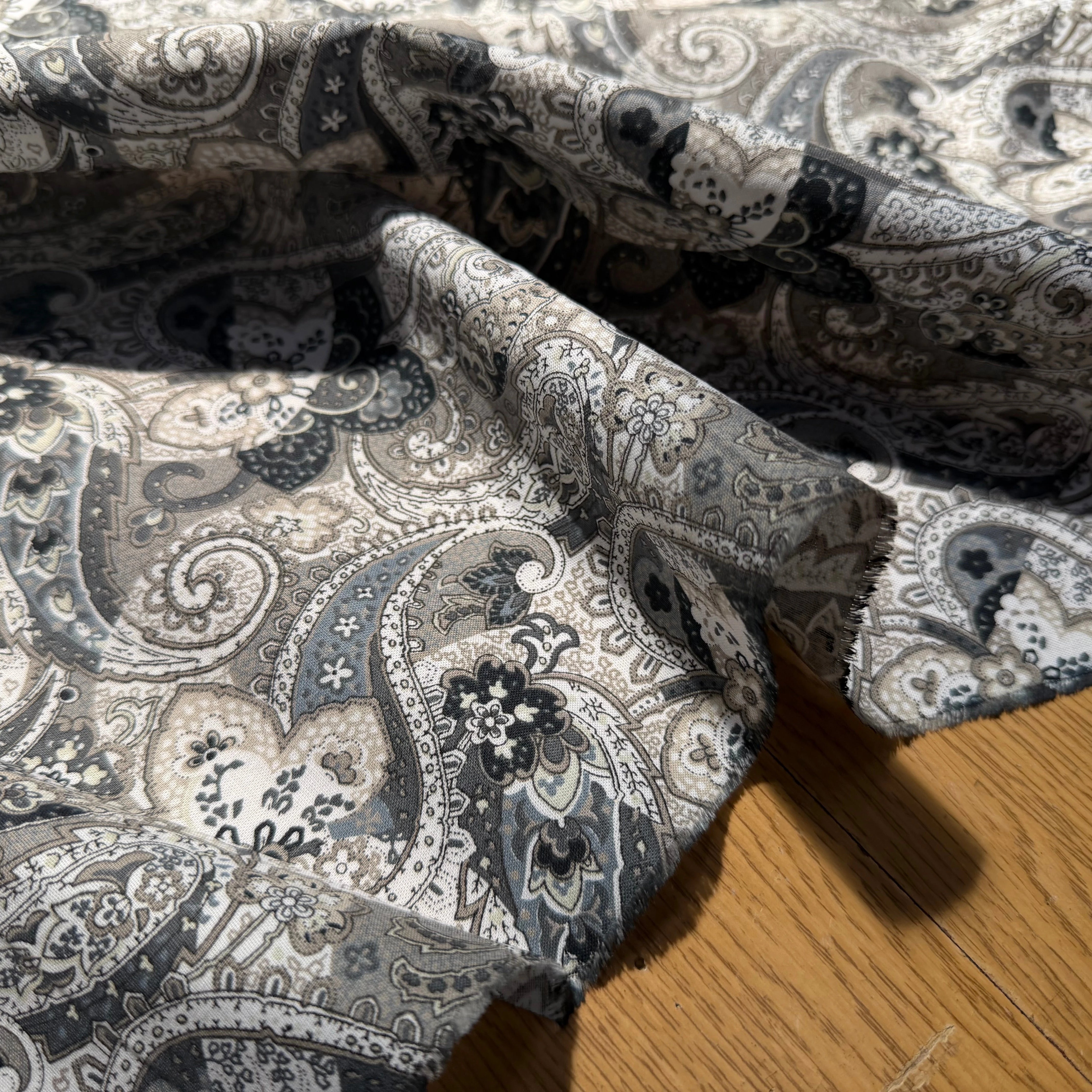 POPELINE DE COTON MOTIFS PAISLEY TENDANCE GRIS - My Little Coupon
