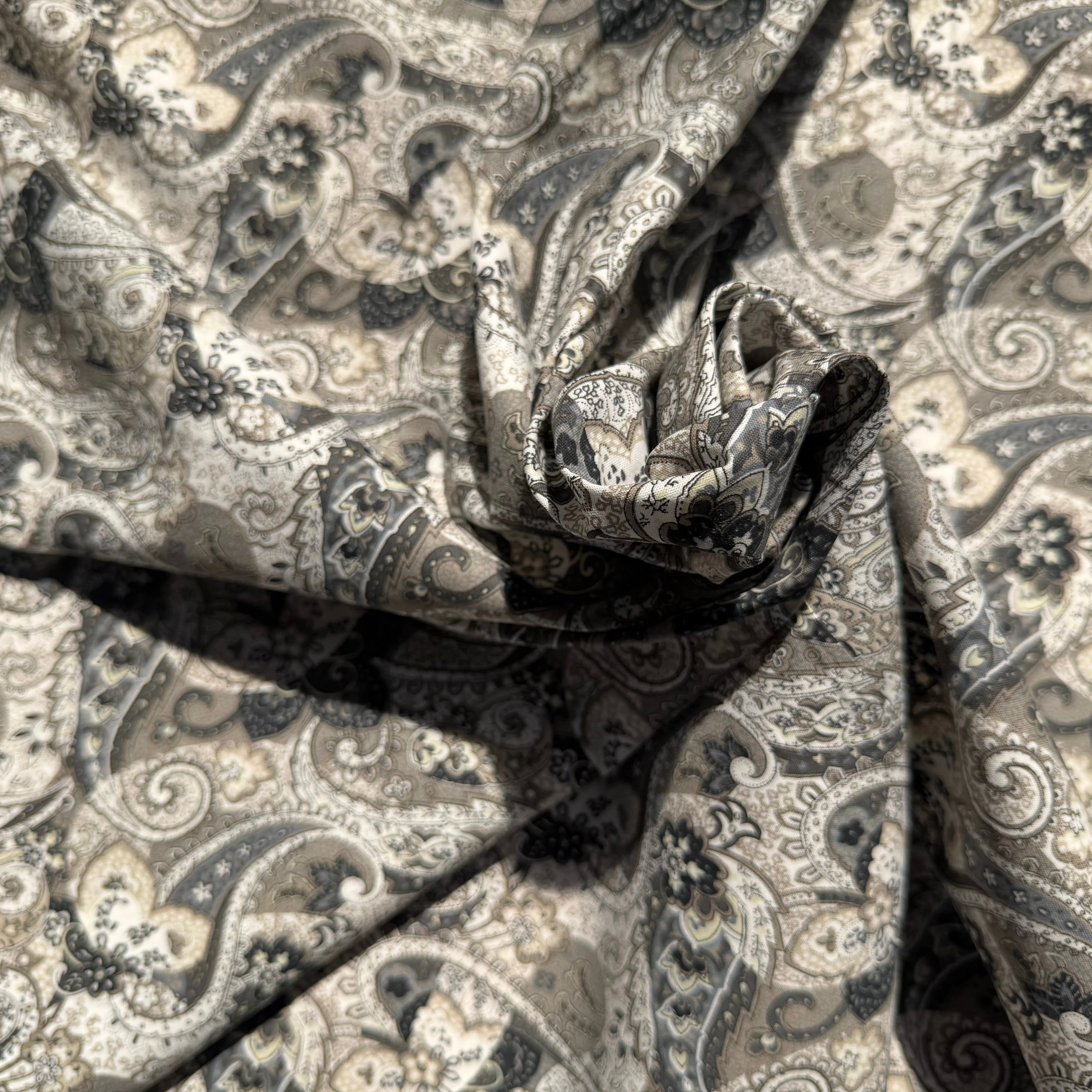 POPELINE DE COTON MOTIFS PAISLEY TENDANCE GRIS - My Little Coupon