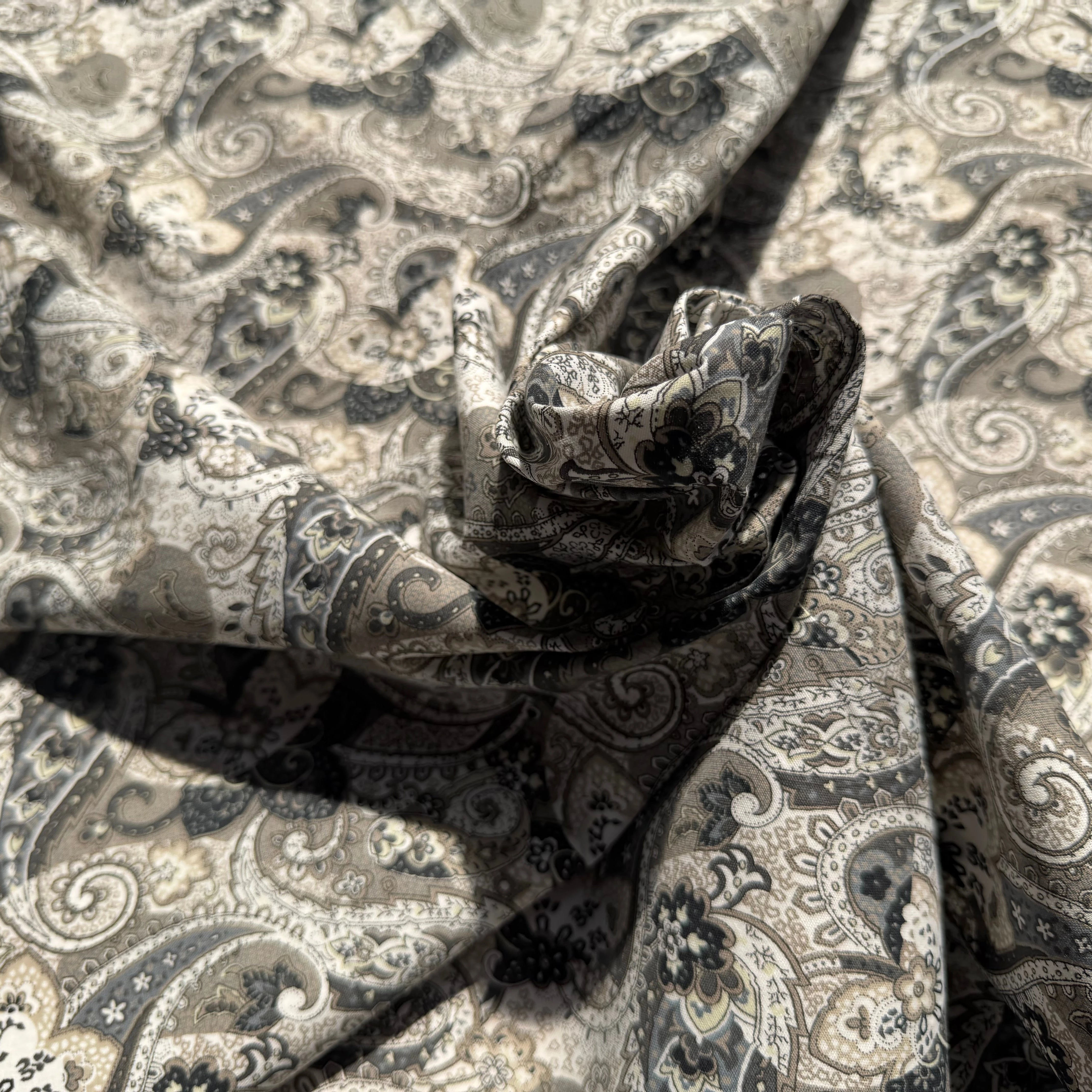 POPELINE DE COTON MOTIFS PAISLEY TENDANCE GRIS - My Little Coupon