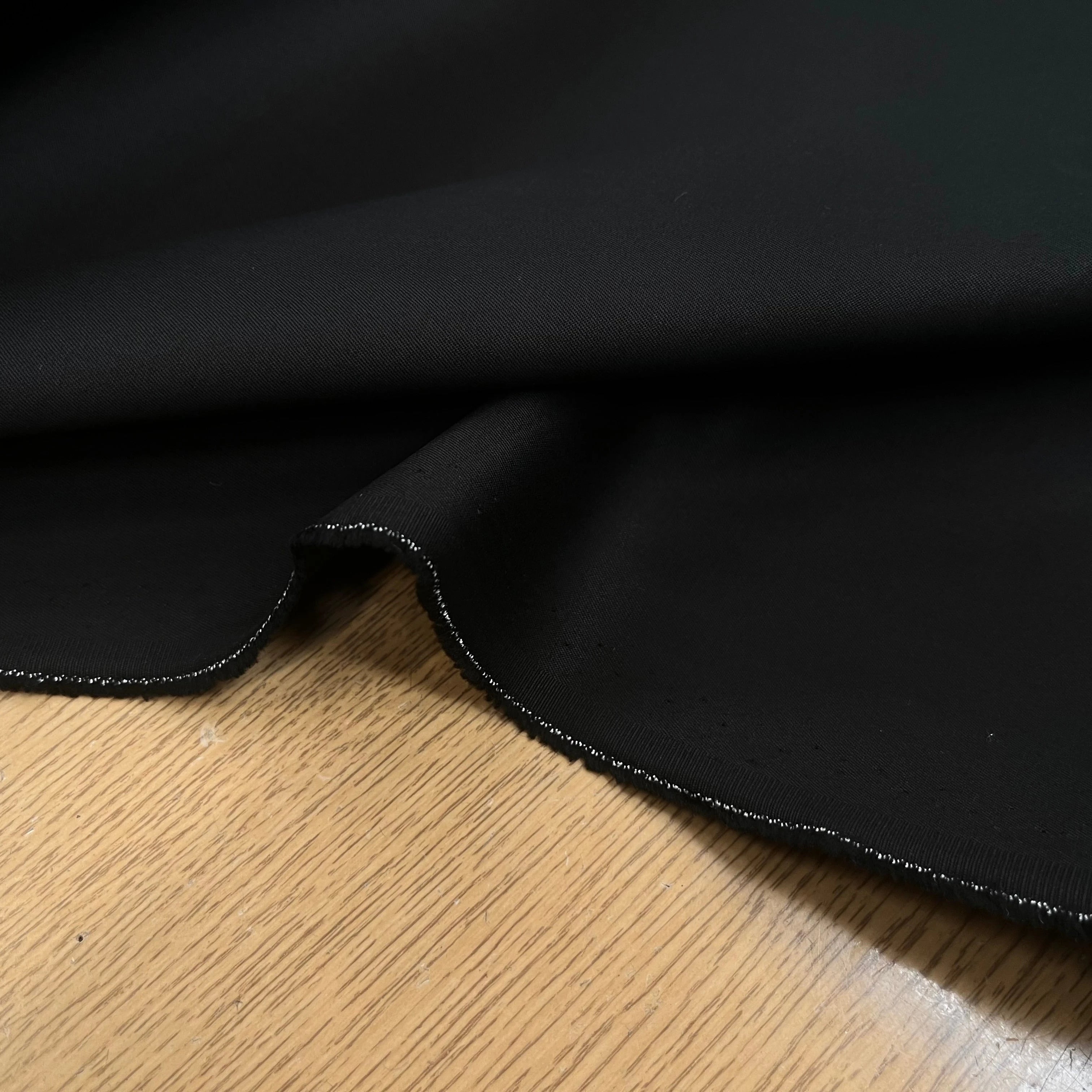 POPELINE DE COTON NOIR LEGEREMENT SATINÉ 150CM 100% COTON - My Little Coupon