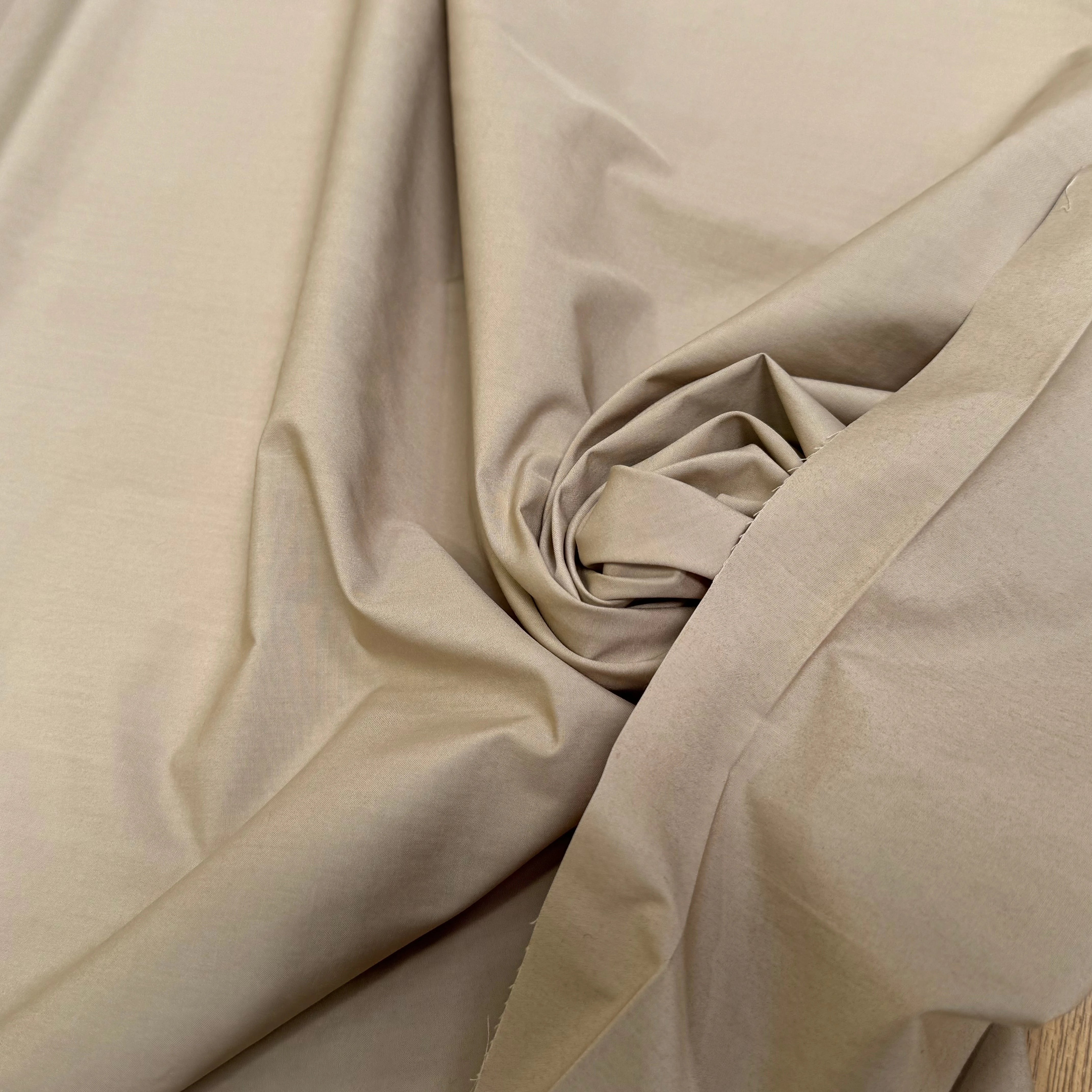 POPELINE DE COTON QUALITÉ COUTURE BEIGE TAUPE CRAQUANTE - My Little Coupon