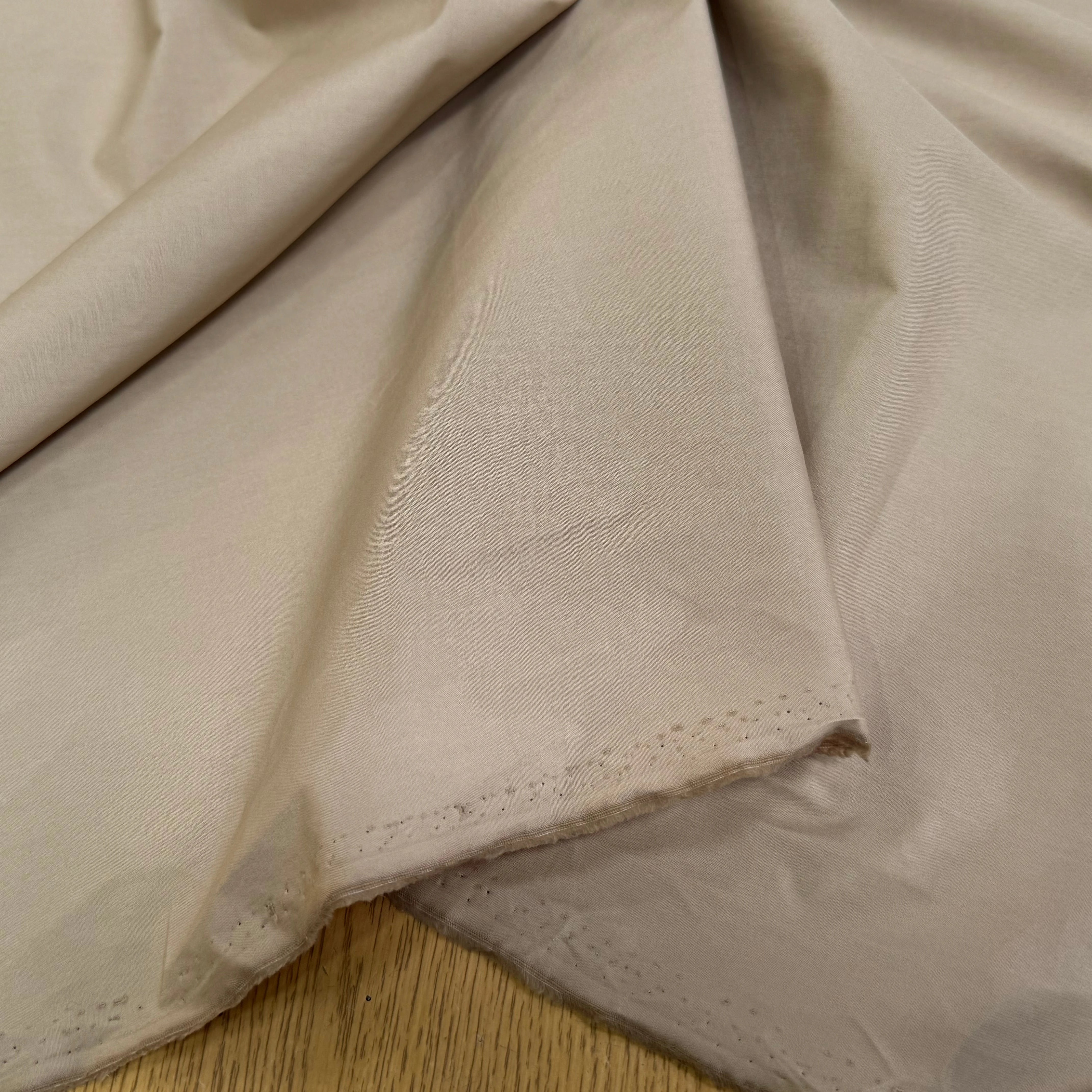 POPELINE DE COTON QUALITÉ COUTURE BEIGE TAUPE CRAQUANTE - My Little Coupon