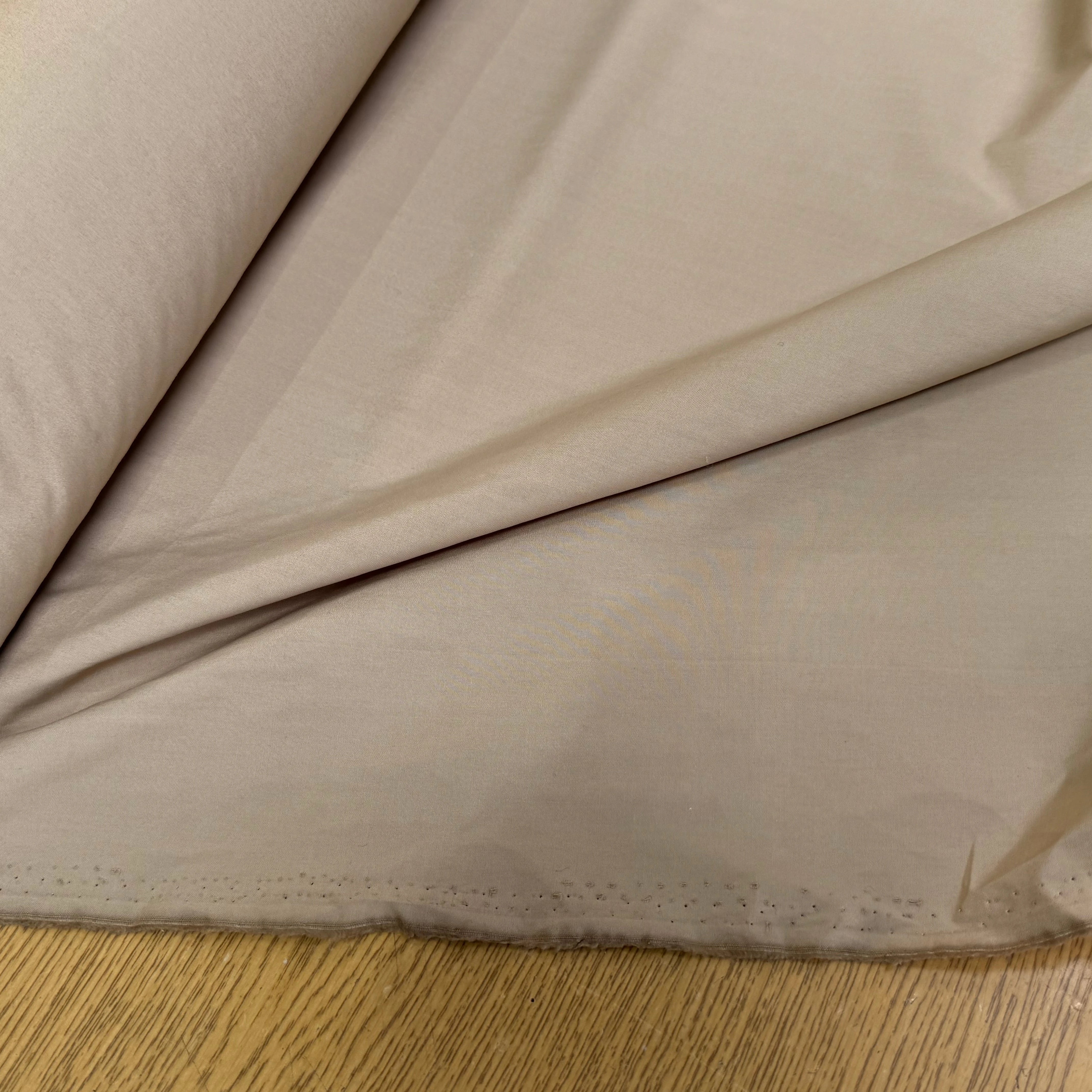 POPELINE DE COTON QUALITÉ COUTURE BEIGE TAUPE CRAQUANTE - My Little Coupon