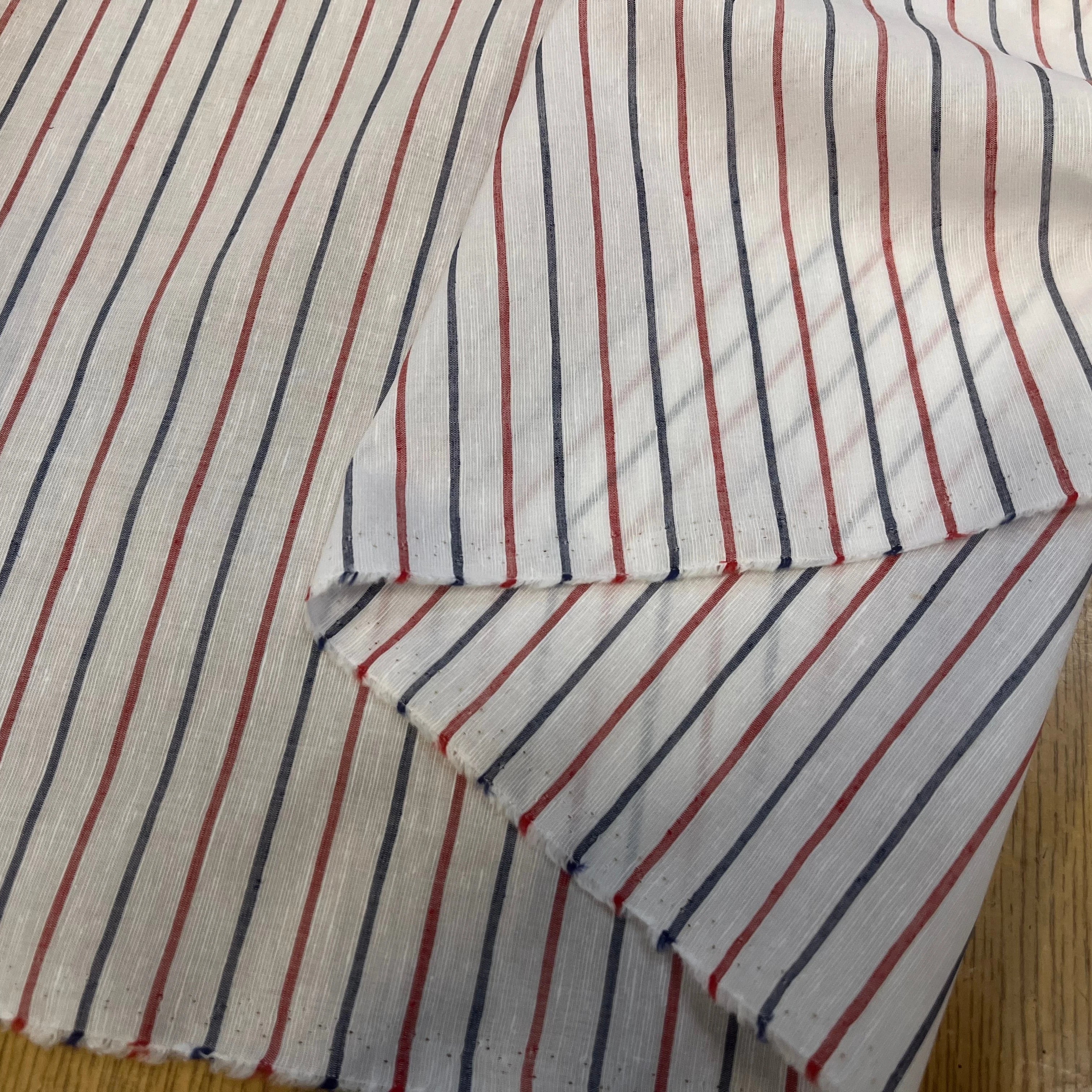 POPELINE DE COTON RAYURES BLEUES ET ROUGES PERPENDICULAIRE À LA LISIÈRE - My Little Coupon