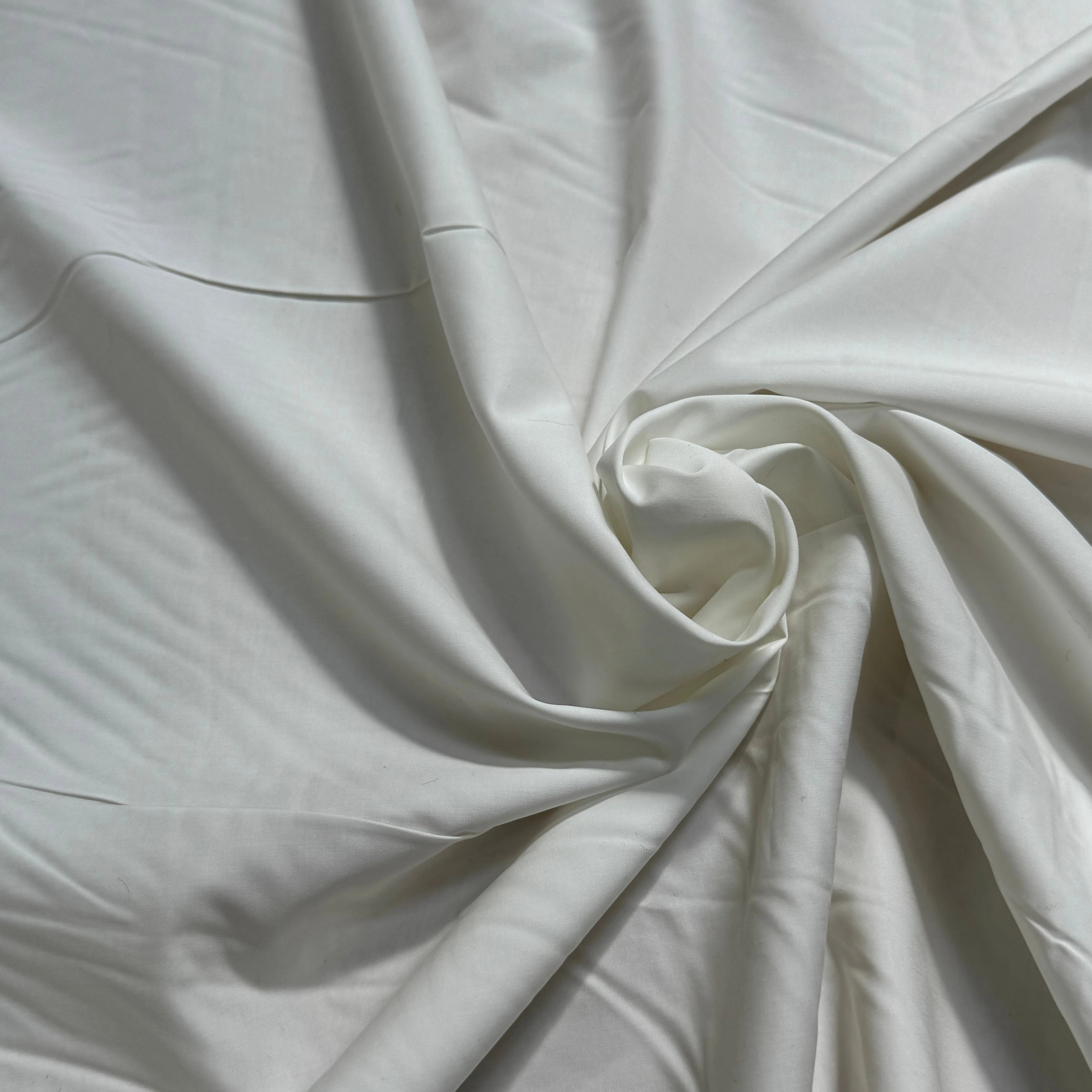 POPELINE DE COTON SATINÉE BLANC CASSÉ STRETCH QUALITÉ COUTURE TOUCHER DOUX - My Little Coupon