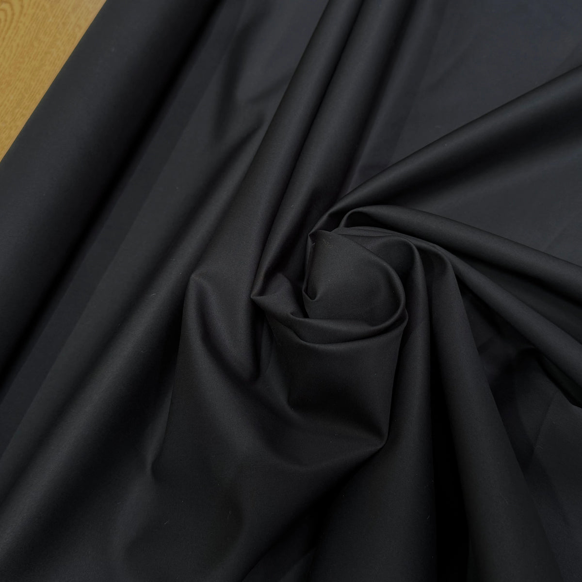 POPELINE DE COTON SATINÉE NOIR QUALITÉ COUTURE 210 - My Little Coupon