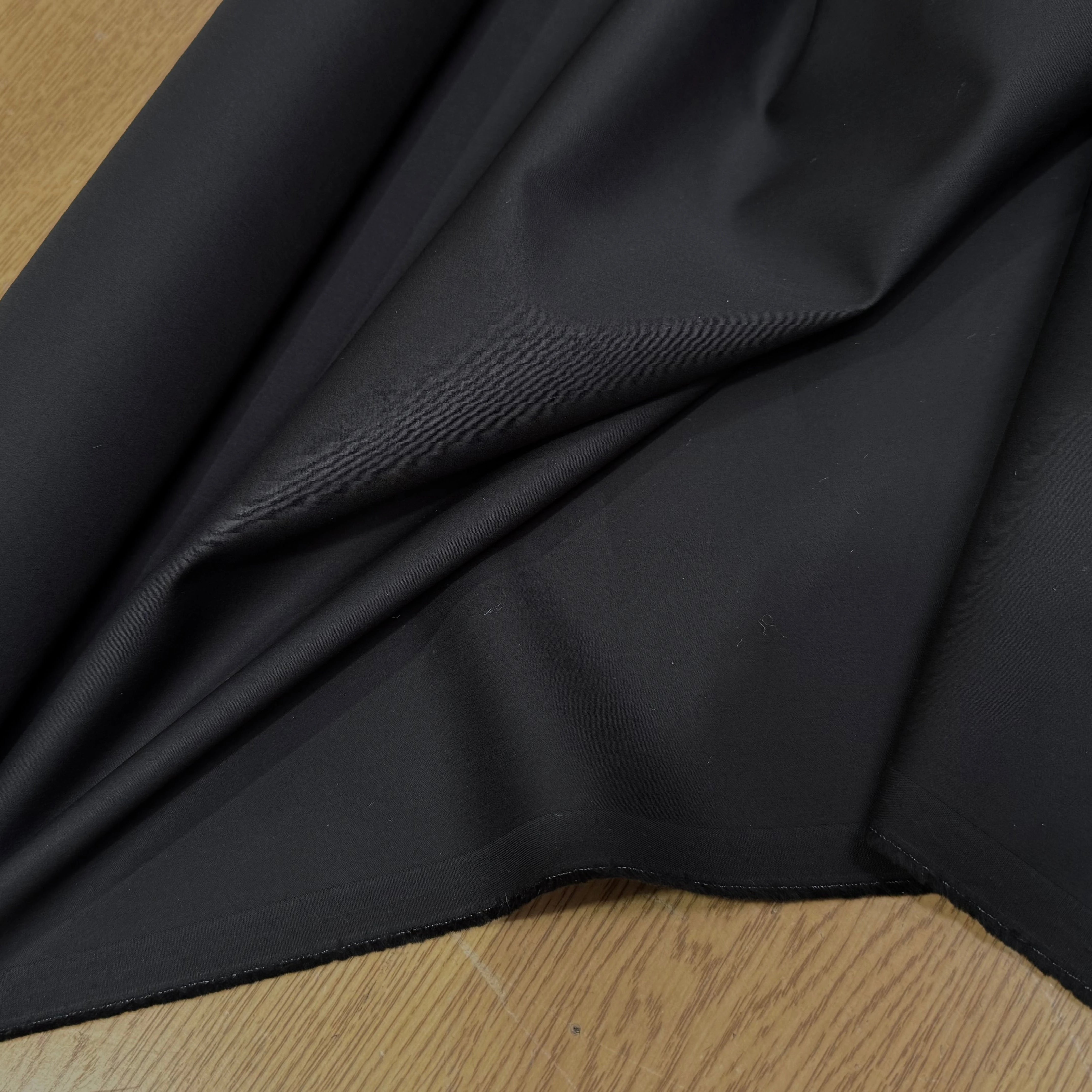 POPELINE DE COTON SATINÉE NOIR QUALITÉ COUTURE 210 - My Little Coupon