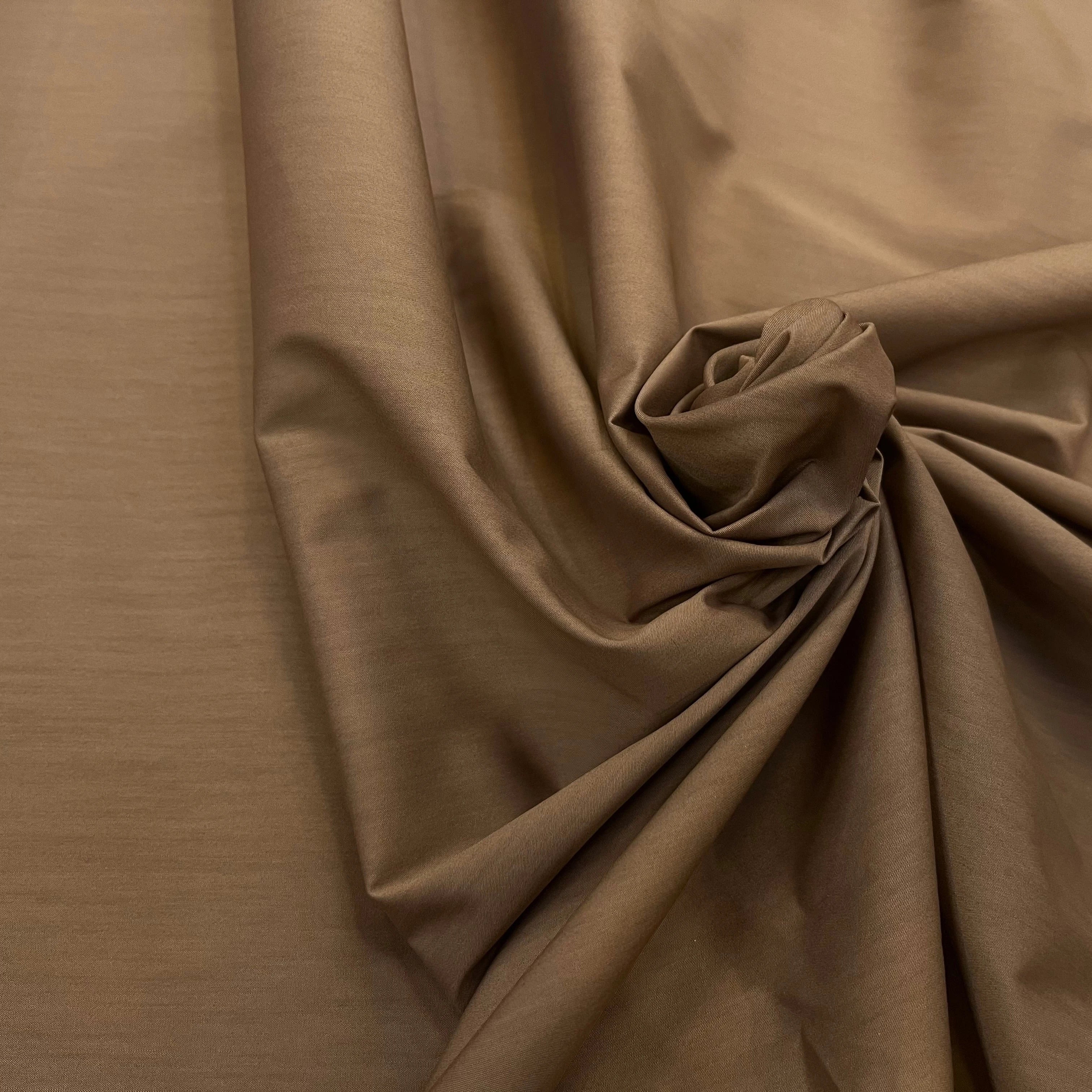 POPELINE DE COTON STRETCH LÈGEREMENT SATINÉE MOCHA 145CM - My Little Coupon