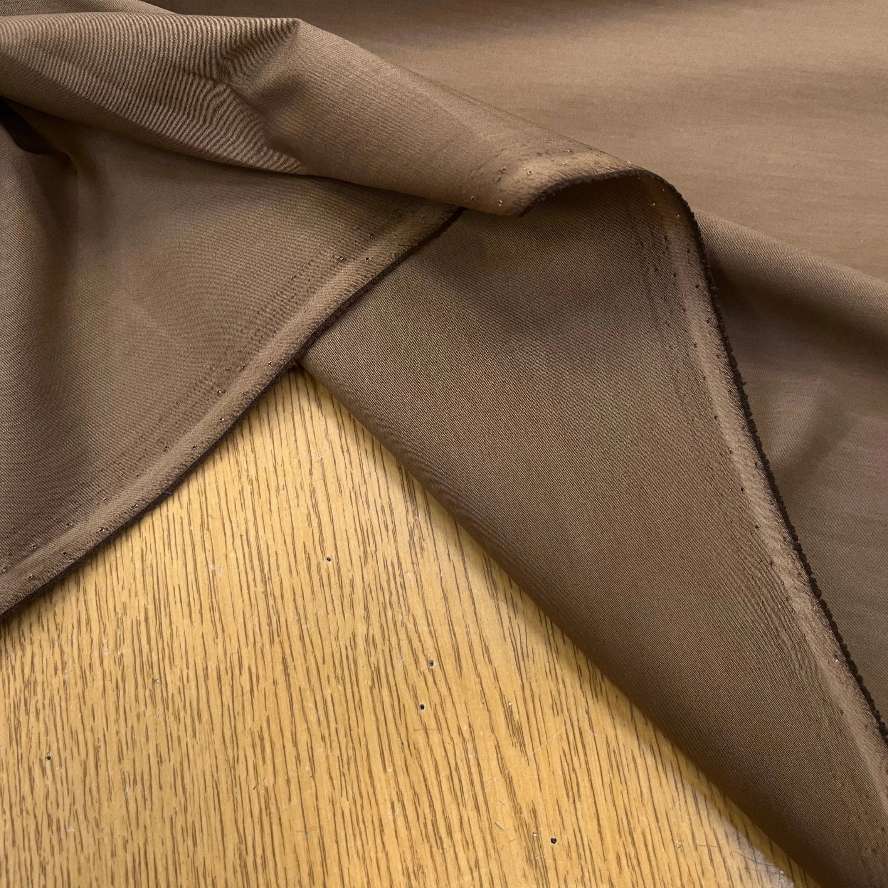 POPELINE DE COTON STRETCH LÈGEREMENT SATINÉE MOCHA 145CM - My Little Coupon