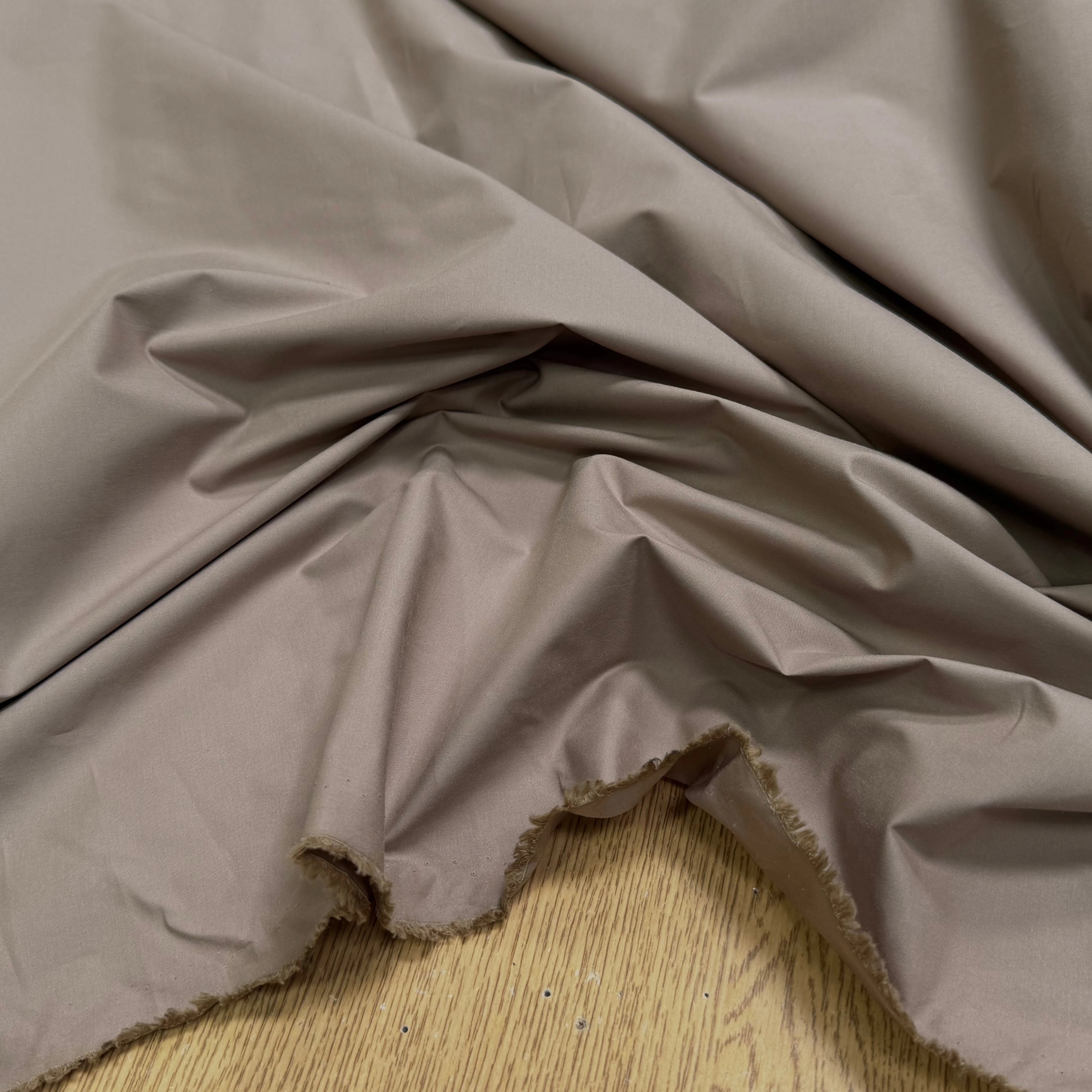 POPELINE DE COTON STRETCH TAUPE EFFET CRAQUANT - My Little Coupon