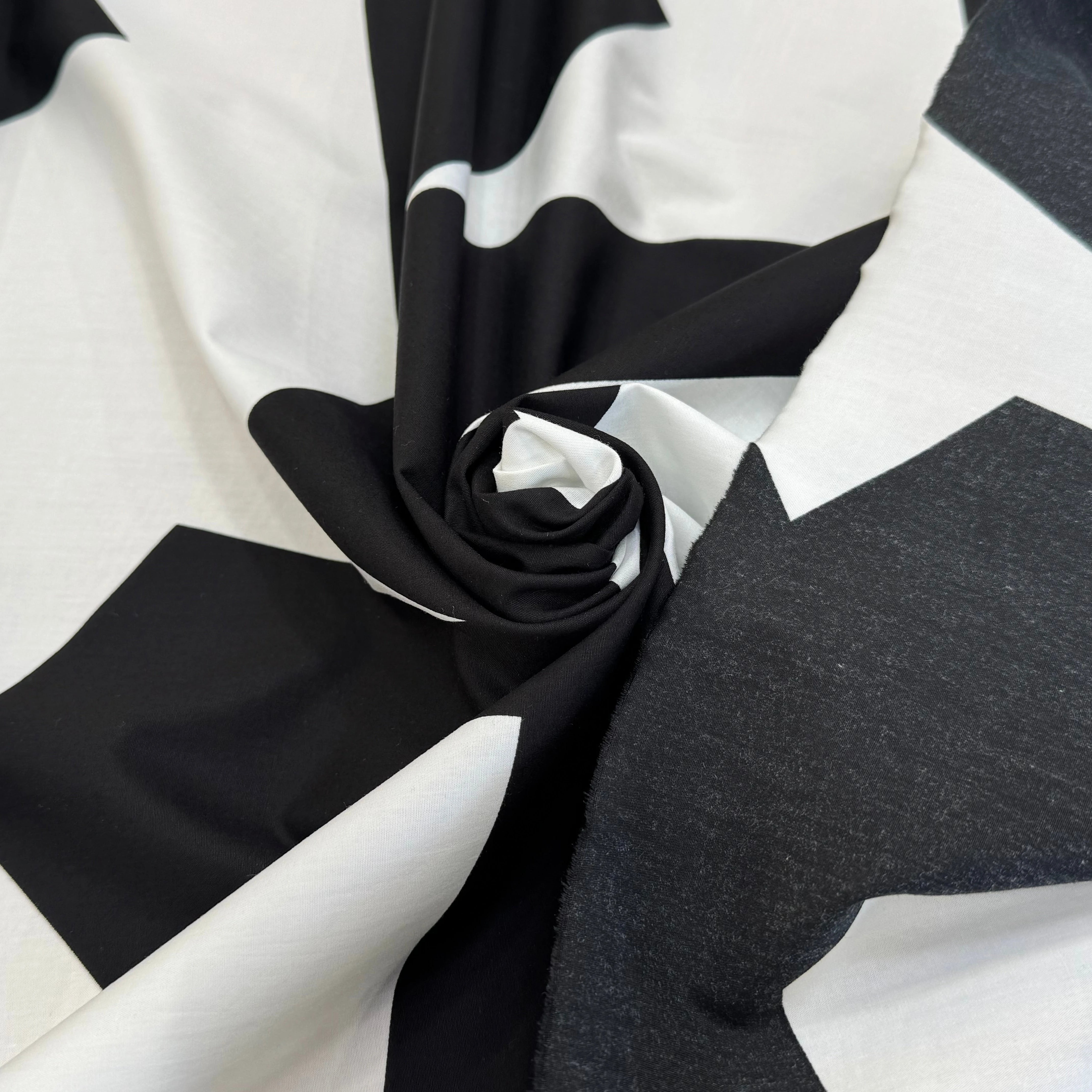 POPELINE DE COTON SUPERBE MOTIF GÉOMETRIQUE BLANC NOIR - My Little Coupon