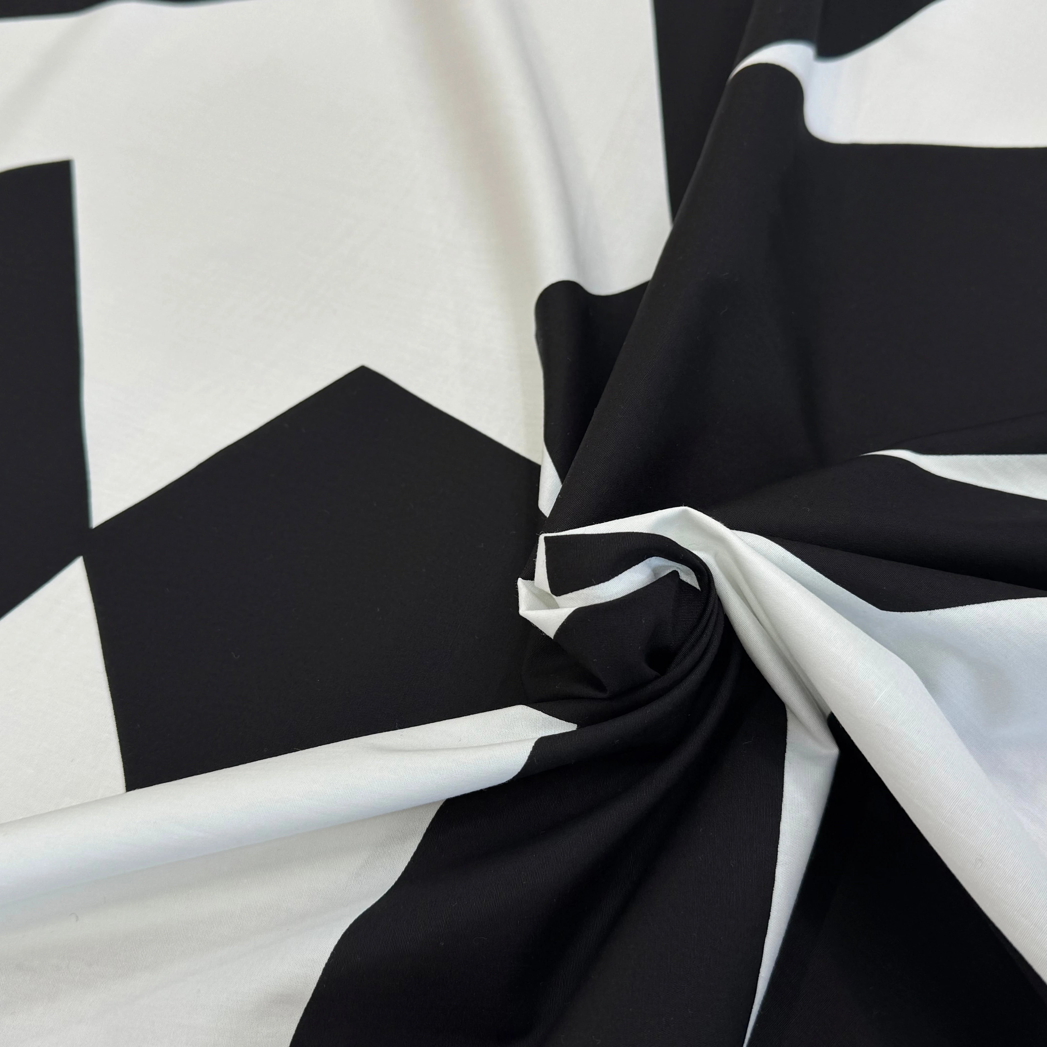 POPELINE DE COTON SUPERBE MOTIF GÉOMETRIQUE BLANC NOIR - My Little Coupon