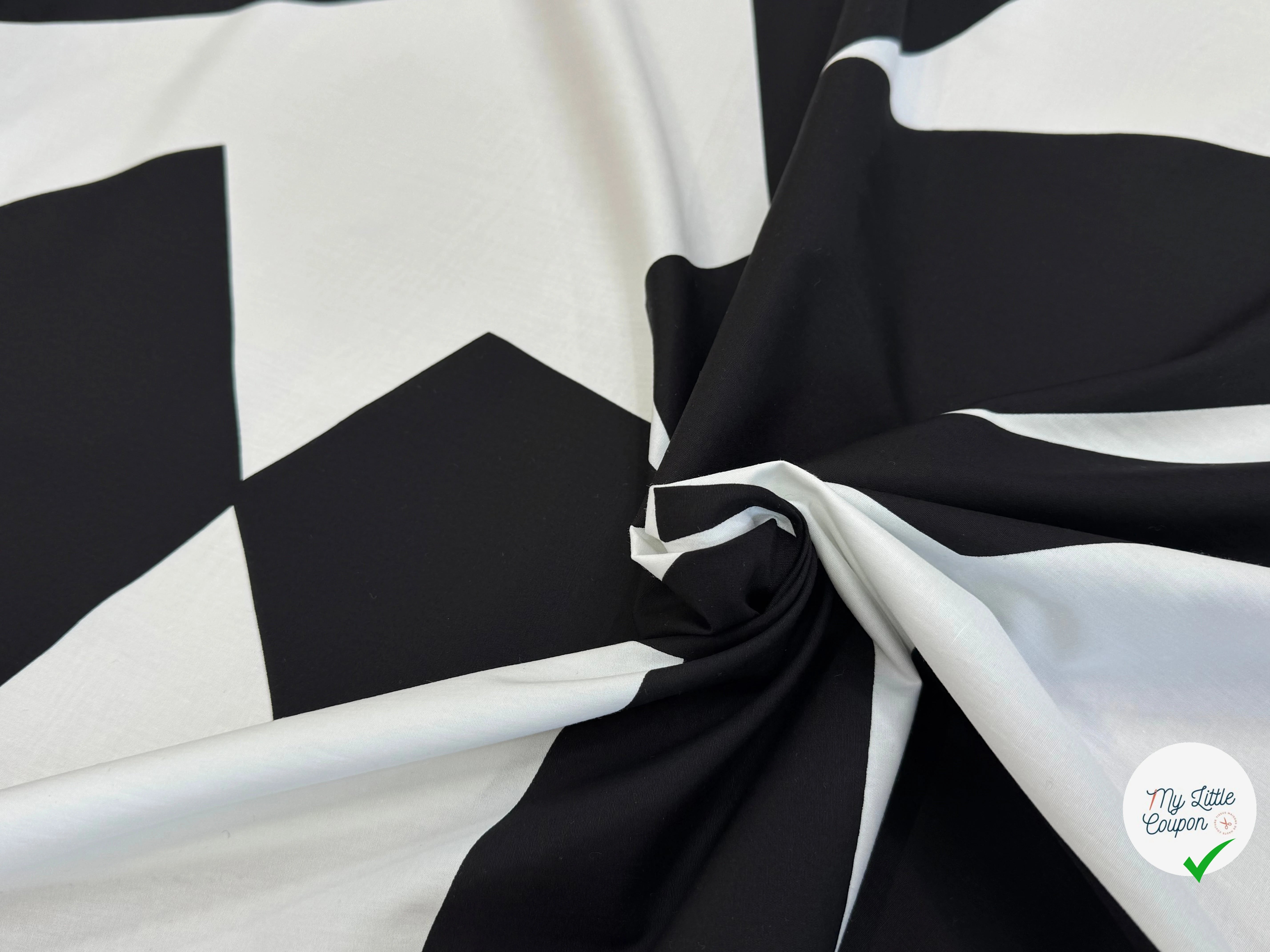 POPELINE DE COTON SUPERBE MOTIF GÉOMETRIQUE BLANC NOIR - My Little Coupon