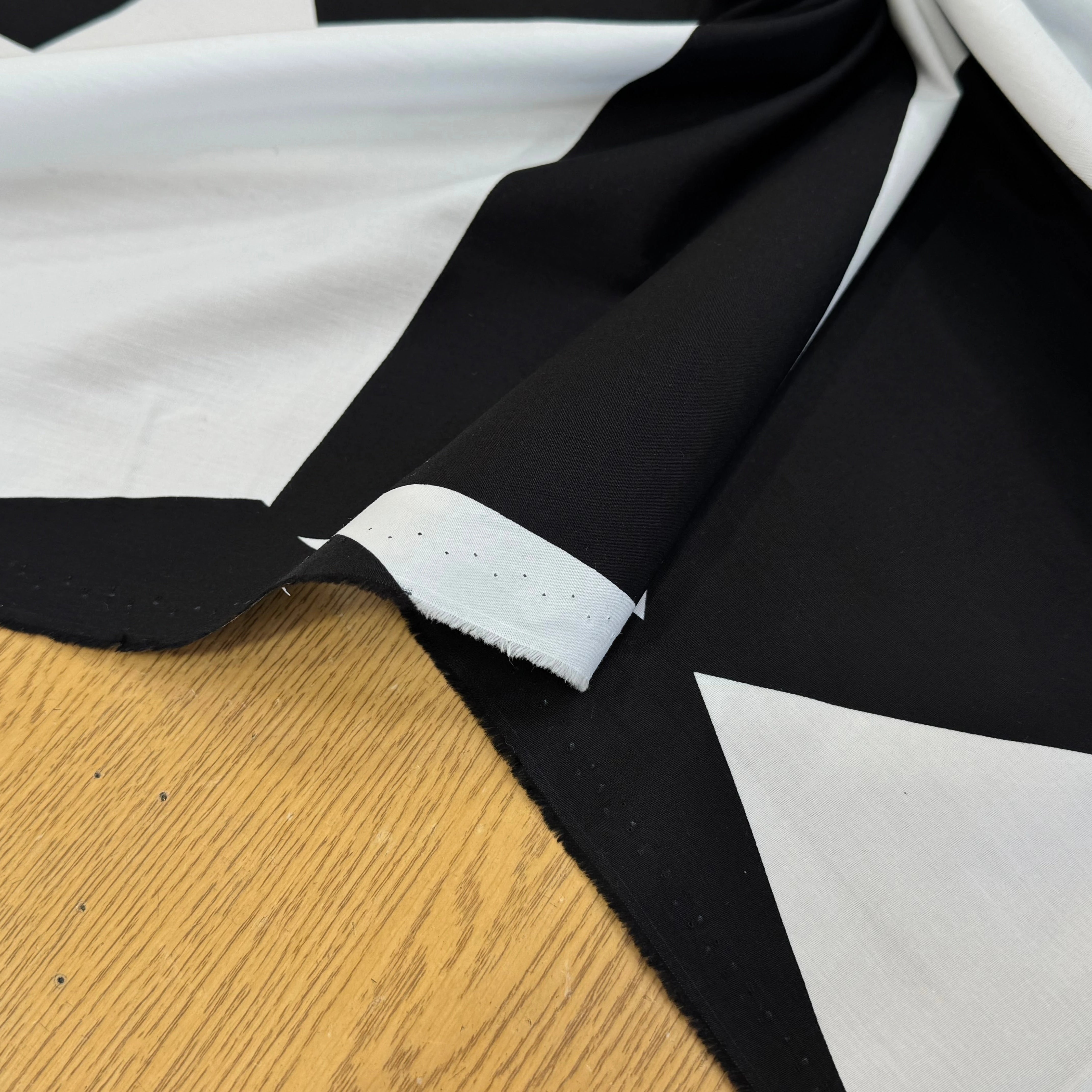 POPELINE DE COTON SUPERBE MOTIF GÉOMETRIQUE BLANC NOIR - My Little Coupon