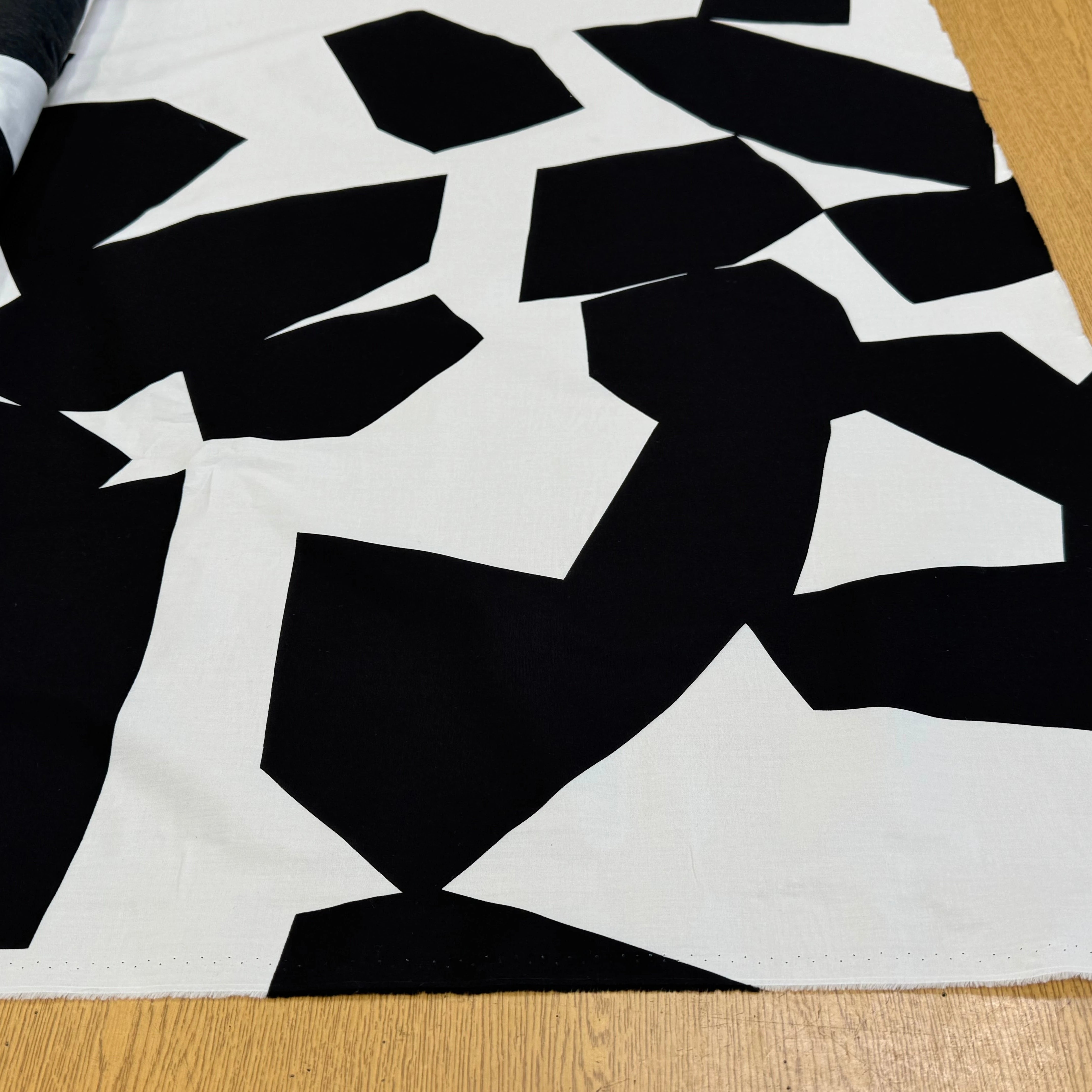 POPELINE DE COTON SUPERBE MOTIF GÉOMETRIQUE BLANC NOIR - My Little Coupon