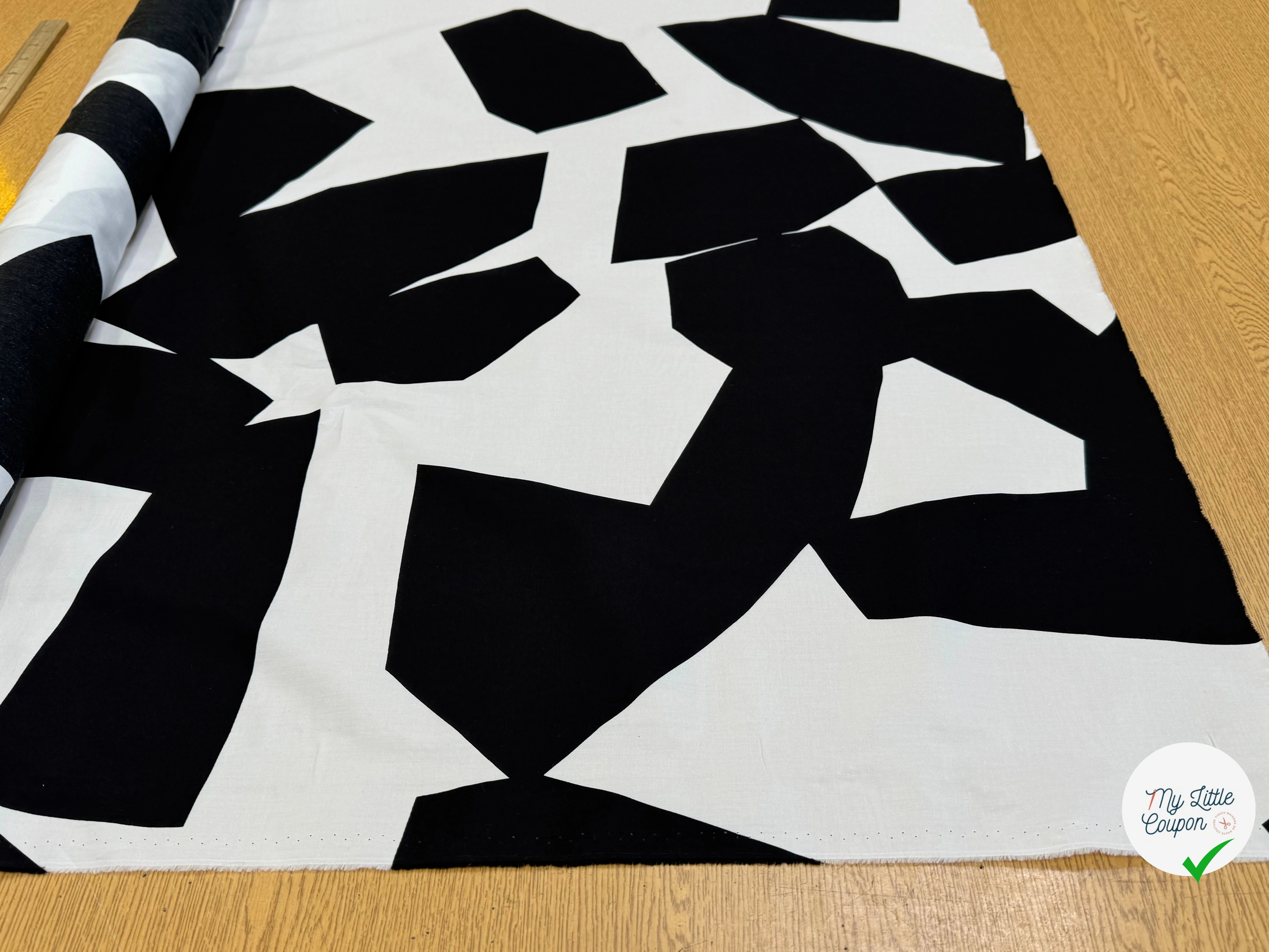 POPELINE DE COTON SUPERBE MOTIF GÉOMETRIQUE BLANC NOIR - My Little Coupon