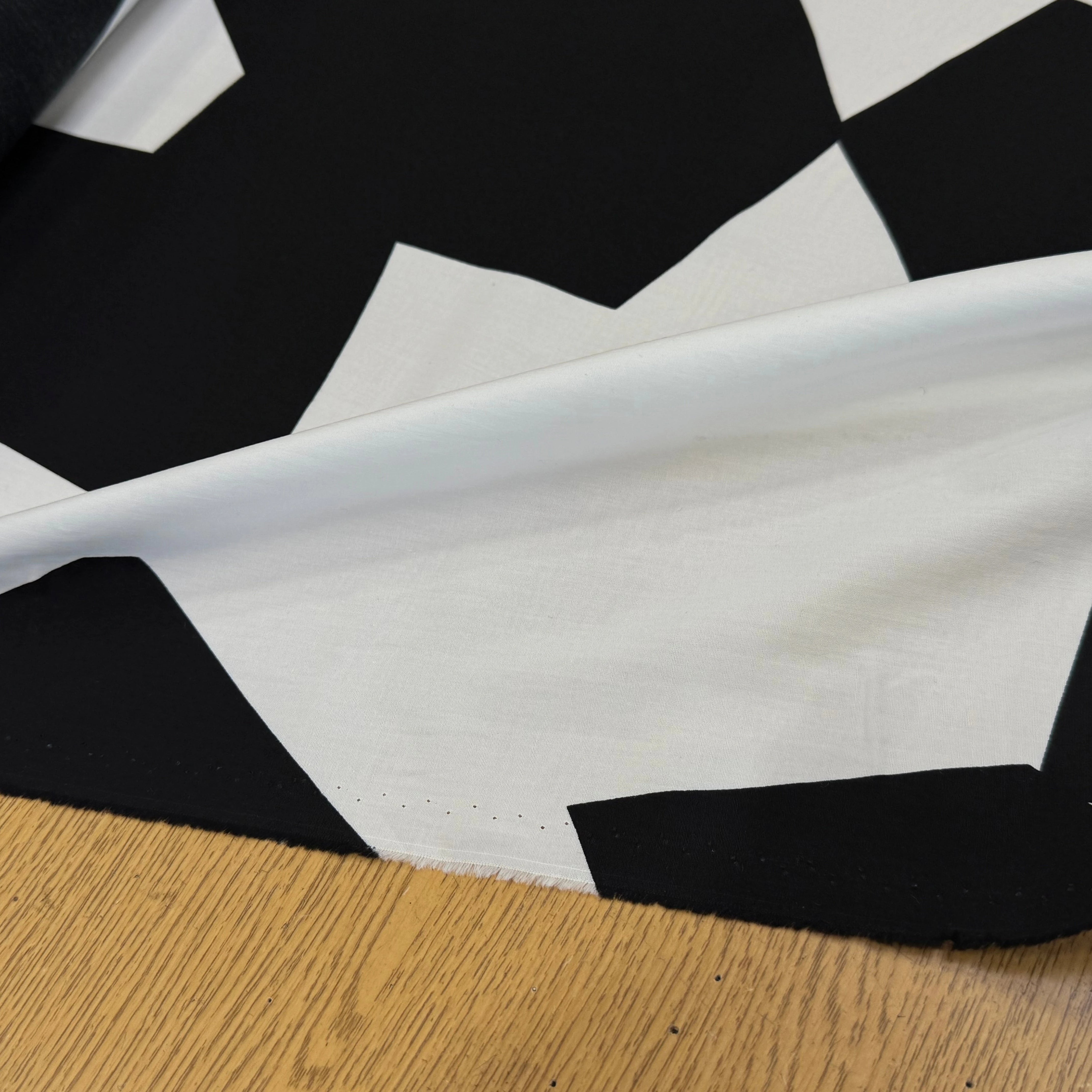 POPELINE DE COTON SUPERBE MOTIF GÉOMETRIQUE BLANC NOIR - My Little Coupon