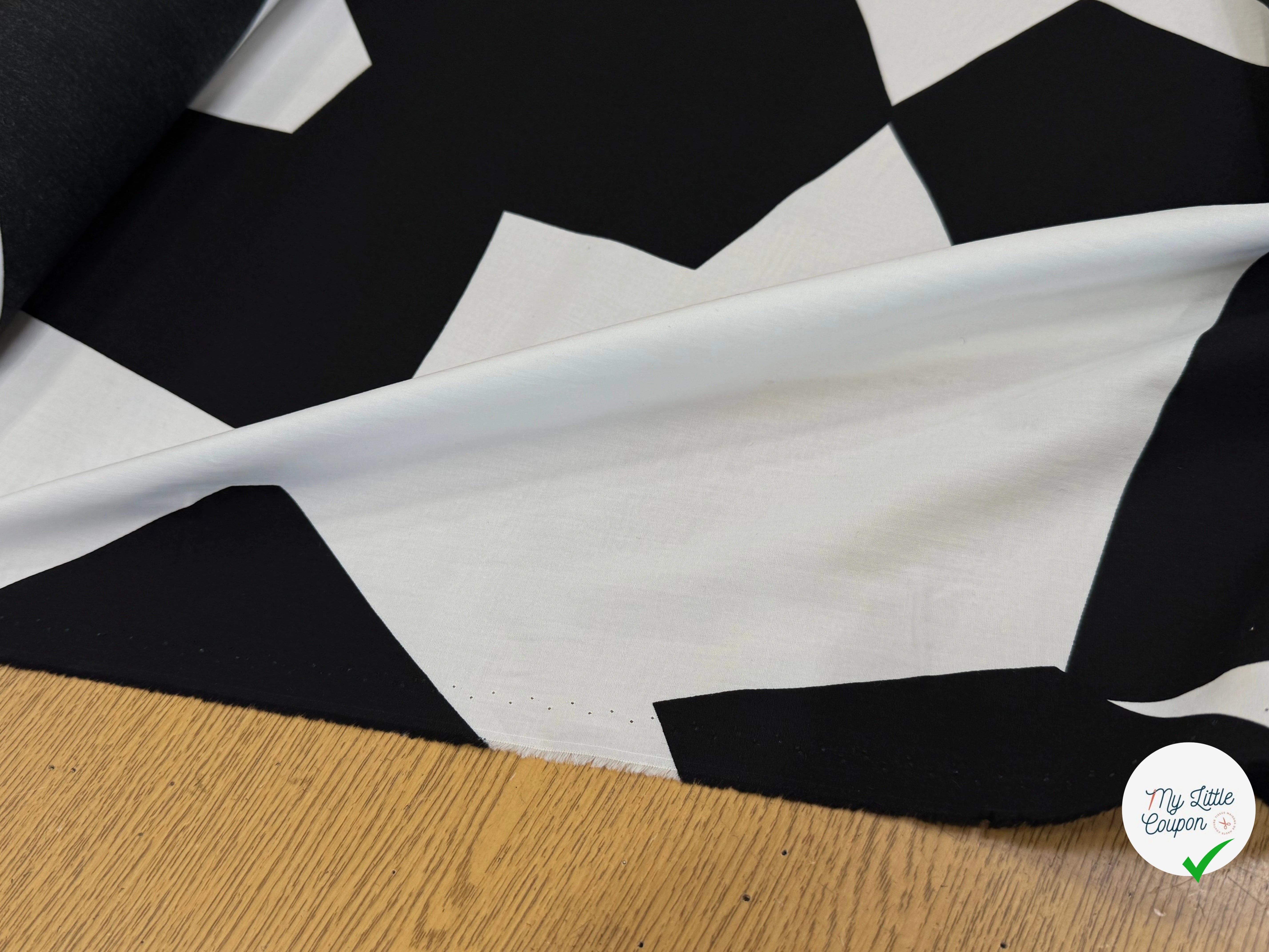 POPELINE DE COTON SUPERBE MOTIF GÉOMETRIQUE BLANC NOIR - My Little Coupon