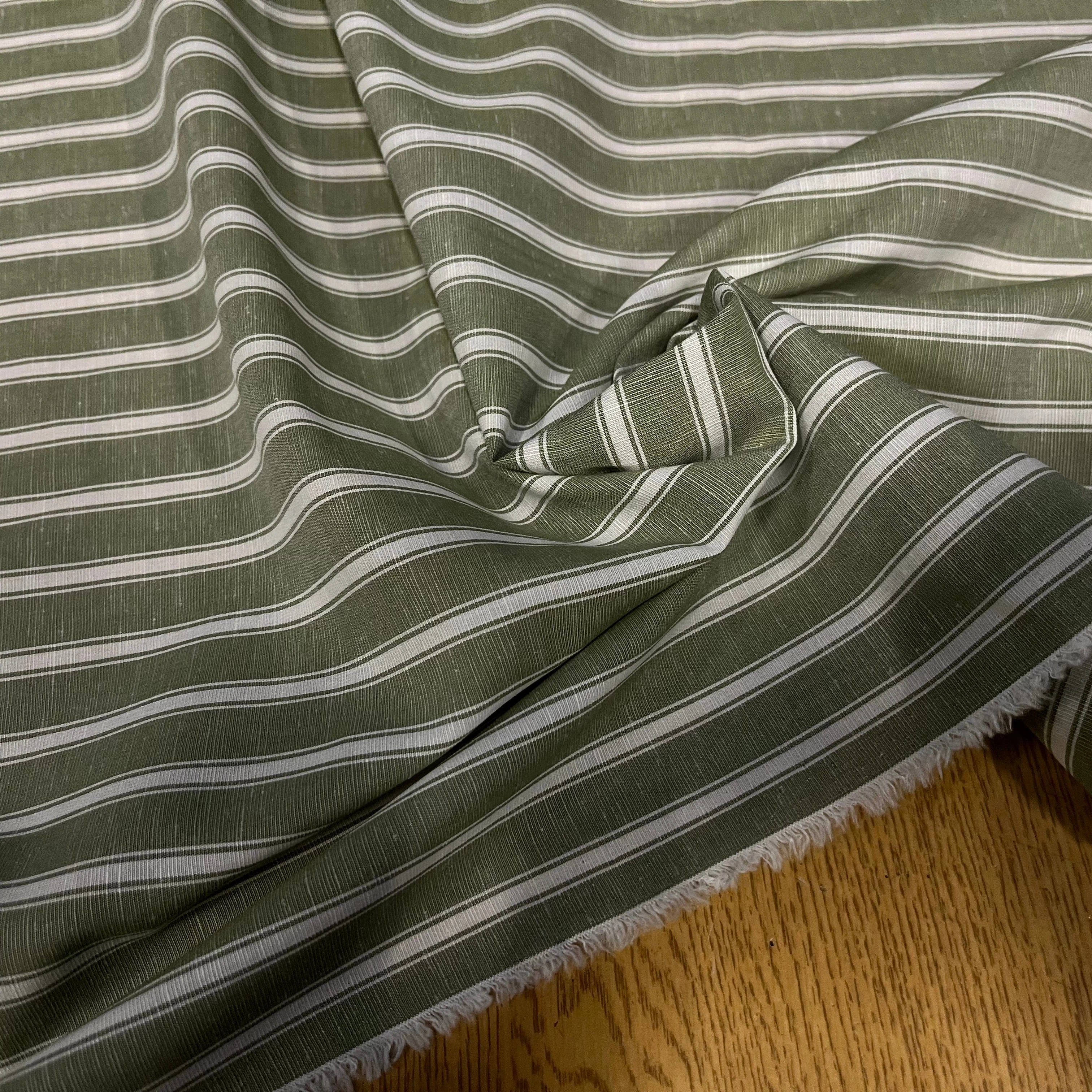 POPELINE DE COTON VERTE À RAYURES BLANCHES PARALLÈLE À LA LISIÈRE - My Little Coupon