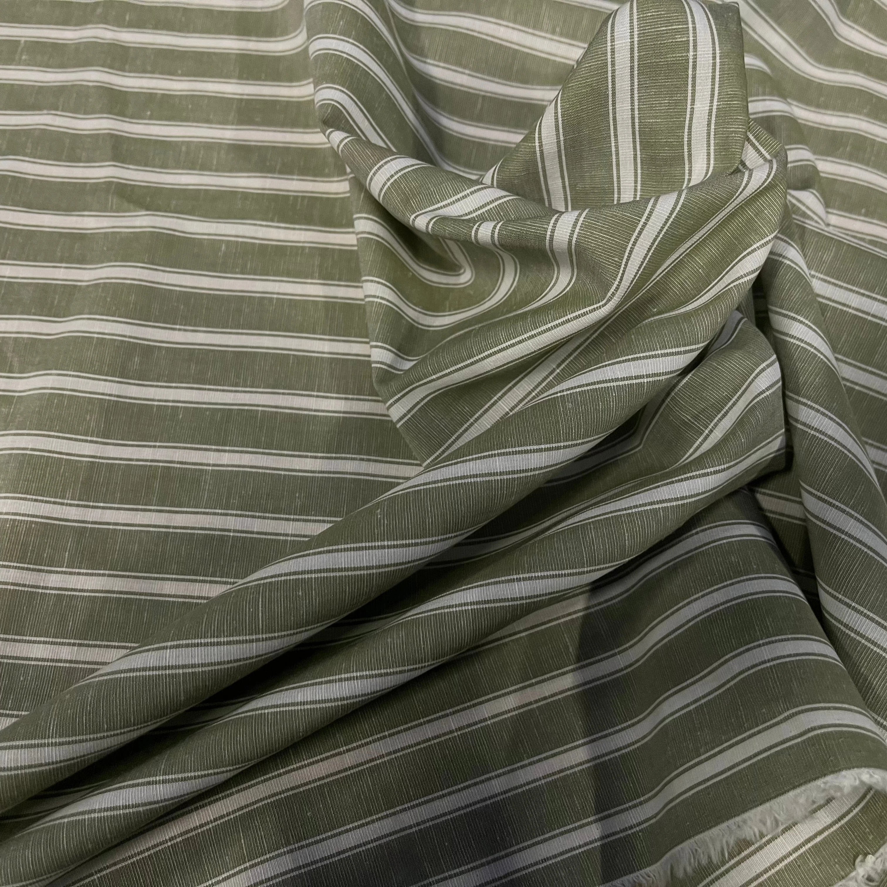 POPELINE DE COTON VERTE À RAYURES BLANCHES PARALLÈLE À LA LISIÈRE - My Little Coupon