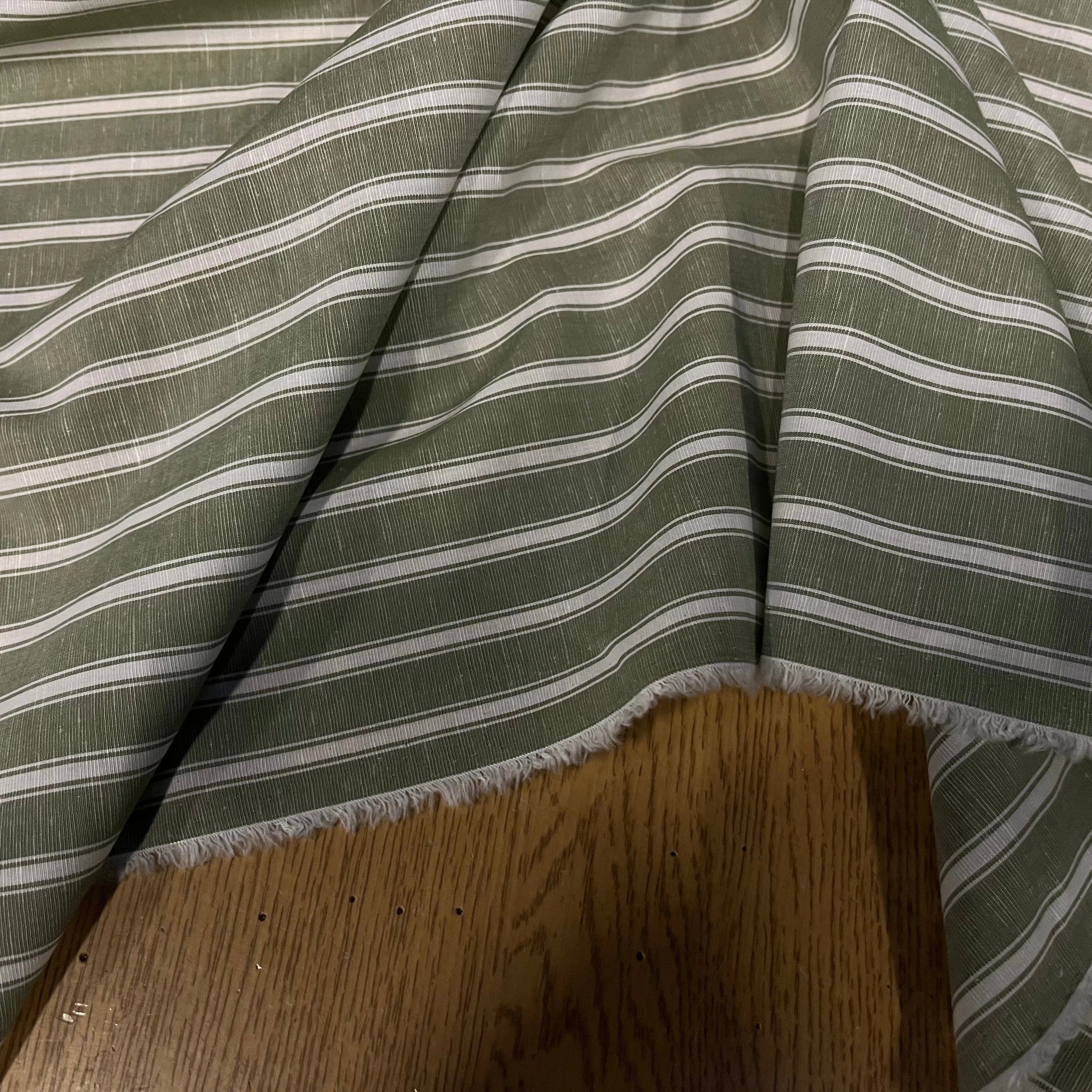 POPELINE DE COTON VERTE À RAYURES BLANCHES PARALLÈLE À LA LISIÈRE - My Little Coupon