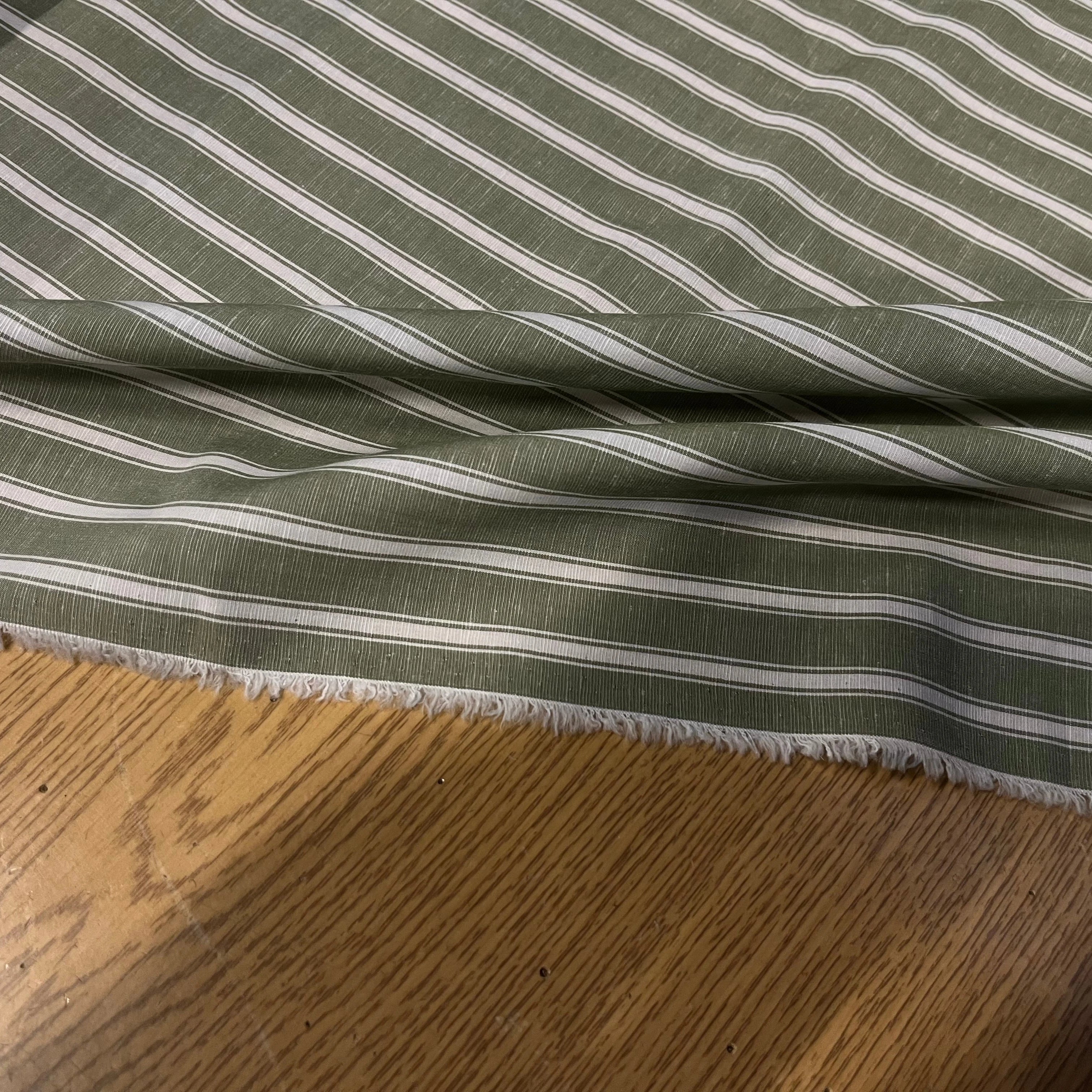 POPELINE DE COTON VERTE À RAYURES BLANCHES PARALLÈLE À LA LISIÈRE - My Little Coupon