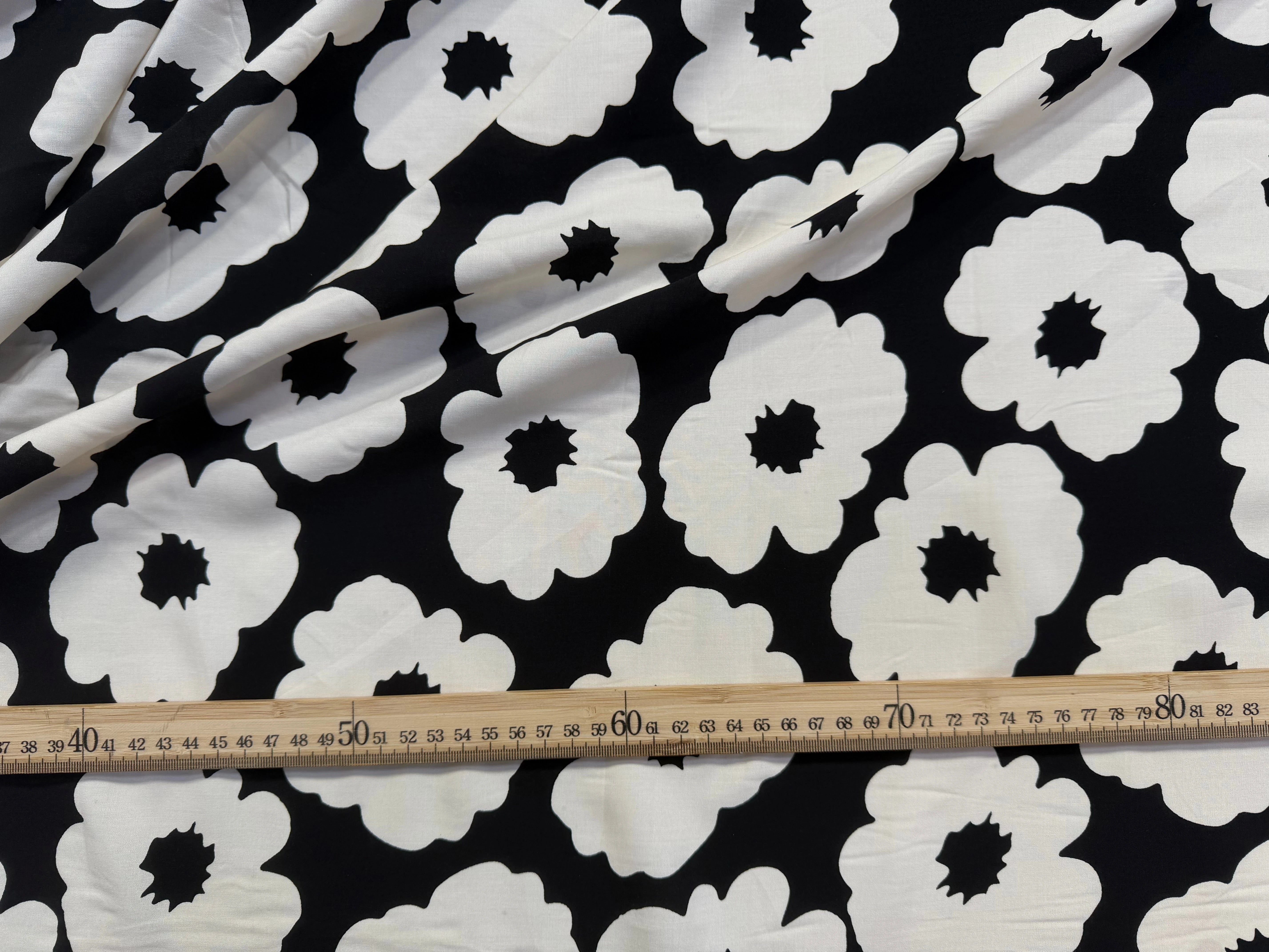 POPELINE DE VISCOSE 100%CV FLEURS IMPRIMÉ NOIR - My Little Coupon