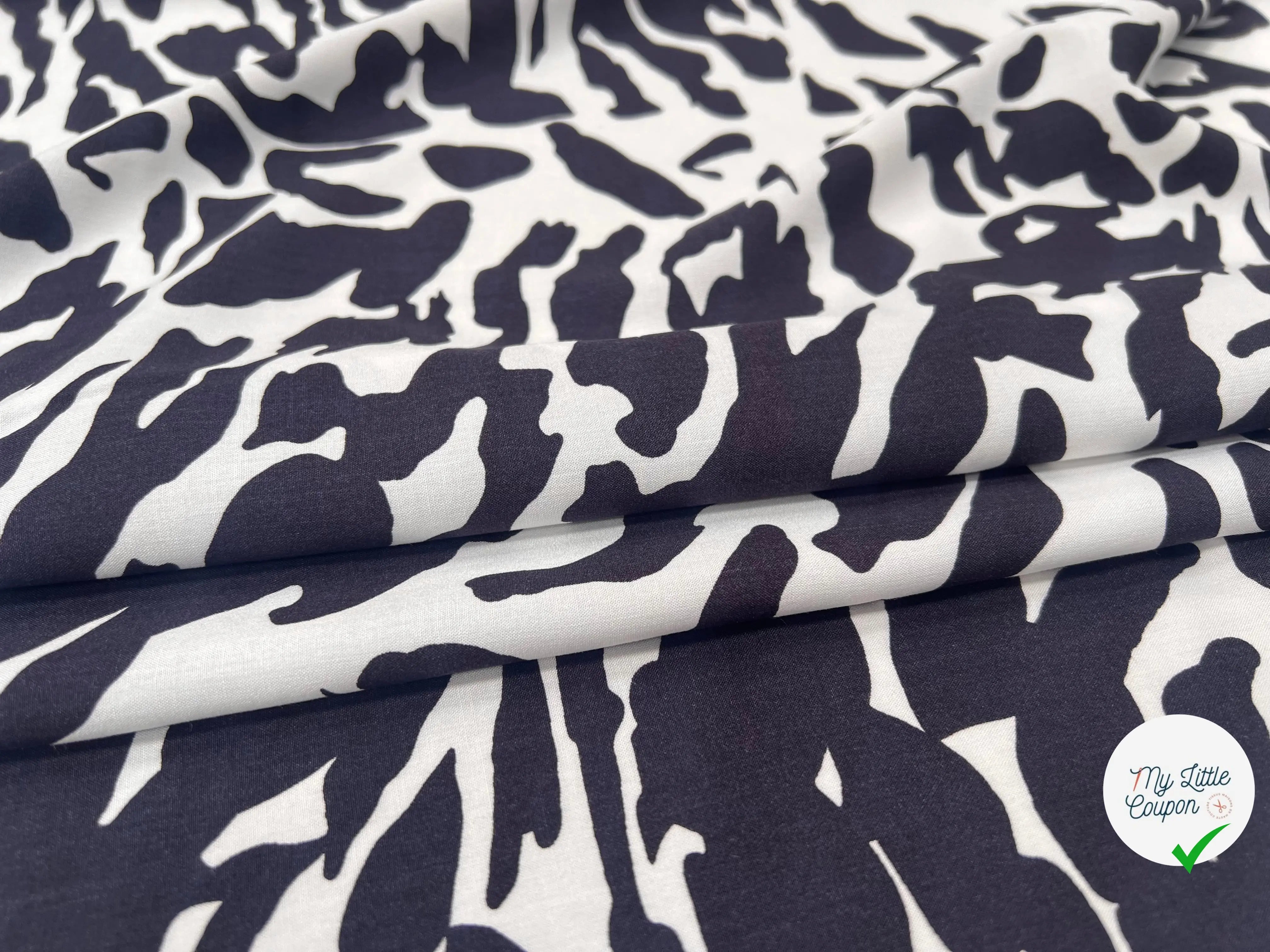 POPELINE DE VISCOSE TISSU IMPRIMÉ CAMOUFLAGE BLEU MARINE - My Little Coupon