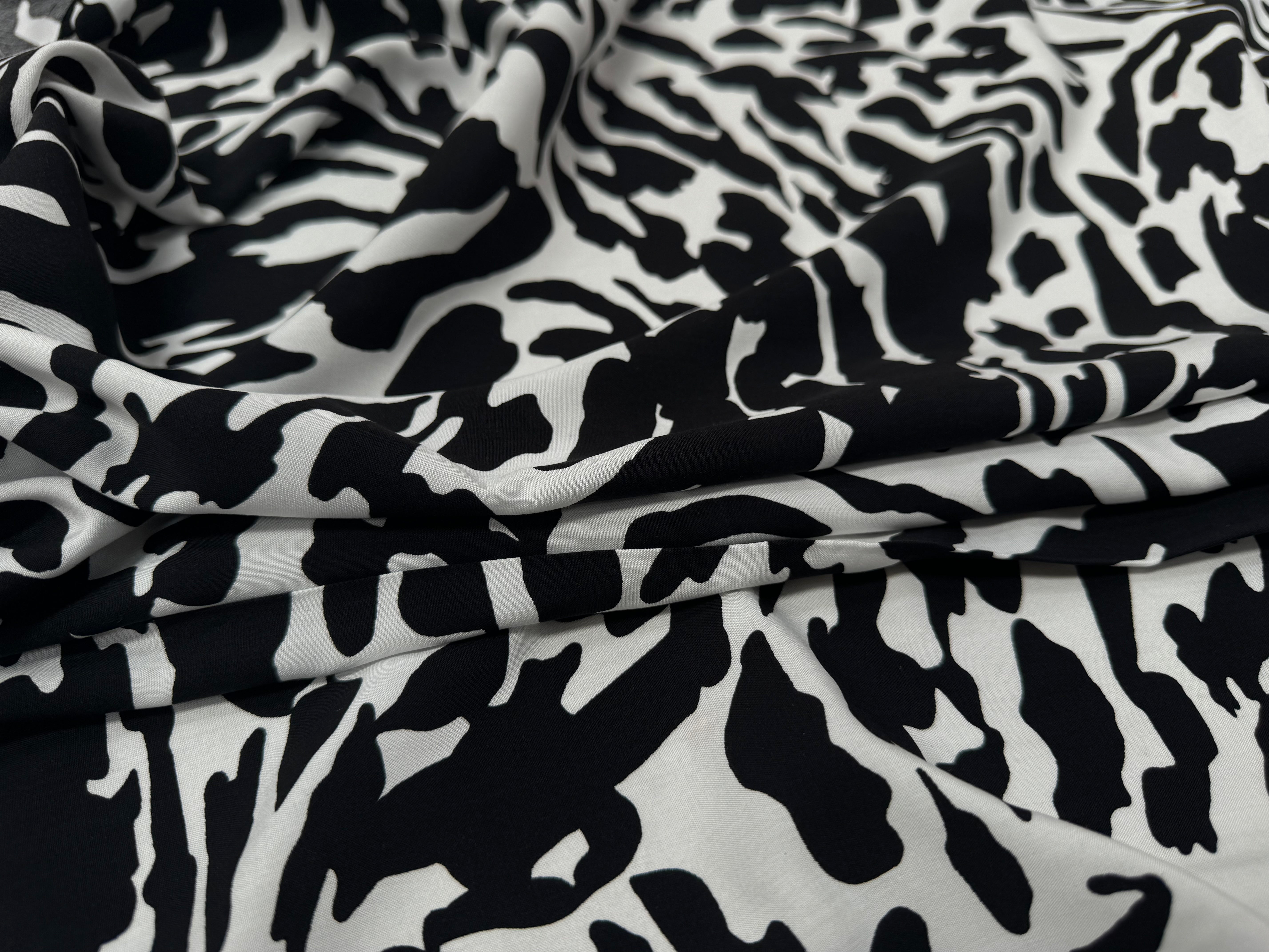 POPELINE DE VISCOSE TISSU IMPRIMÉ CAMOUFLAGE NOIR - My Little Coupon